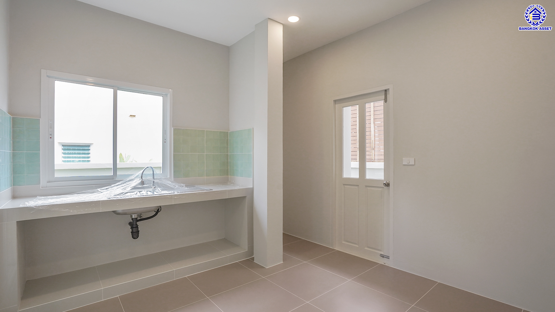 บ้านมือสองตกแต่งใหม่ โครงการ มณีรินทร์พาร์ค รัตนาธิเบศร์-ท่าอิฐ จากแบรนด์ Property Perfect เนื้อที่ 81.3 ตร.ว. พื้นที่ใช้สอย 239.35 ตร.ม. ฟังก์ชัน 4 ห้องนอน 3 ห้องน้ำ จอดรถได้ 2 คัน บนทำเลศักยภาพ เชื่อมต่อทั้ง ถนนรัตนาธิเบศร์ และถนนราชพฤกษ์ ใจกลาง 2 เซ็นทรัลฯ ใกล้ทางด่วน "งามวงศ์วาน" และรถไฟฟ้าสายสีม่วง "สถานีบางรักน้อยท่าอิฐ"