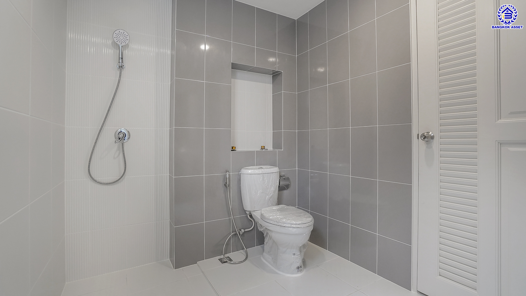 บ้านมือสองตกแต่งใหม่ โครงการ มณีรินทร์พาร์ค รัตนาธิเบศร์-ท่าอิฐ จากแบรนด์ Property Perfect เนื้อที่ 81.3 ตร.ว. พื้นที่ใช้สอย 239.35 ตร.ม. ฟังก์ชัน 4 ห้องนอน 3 ห้องน้ำ จอดรถได้ 2 คัน บนทำเลศักยภาพ เชื่อมต่อทั้ง ถนนรัตนาธิเบศร์ และถนนราชพฤกษ์ ใจกลาง 2 เซ็นทรัลฯ ใกล้ทางด่วน "งามวงศ์วาน" และรถไฟฟ้าสายสีม่วง "สถานีบางรักน้อยท่าอิฐ"