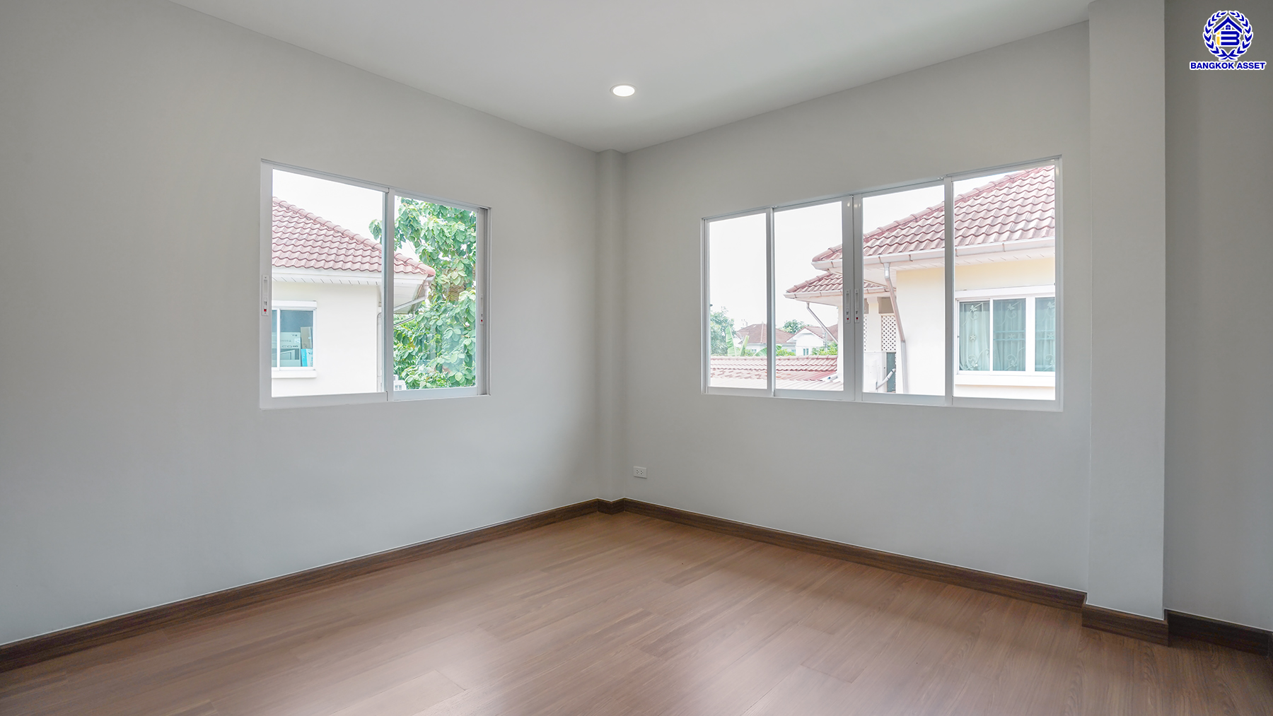 บ้านมือสองตกแต่งใหม่ โครงการ มณีรินทร์พาร์ค รัตนาธิเบศร์-ท่าอิฐ จากแบรนด์ Property Perfect เนื้อที่ 81.3 ตร.ว. พื้นที่ใช้สอย 239.35 ตร.ม. ฟังก์ชัน 4 ห้องนอน 3 ห้องน้ำ จอดรถได้ 2 คัน บนทำเลศักยภาพ เชื่อมต่อทั้ง ถนนรัตนาธิเบศร์ และถนนราชพฤกษ์ ใจกลาง 2 เซ็นทรัลฯ ใกล้ทางด่วน "งามวงศ์วาน" และรถไฟฟ้าสายสีม่วง "สถานีบางรักน้อยท่าอิฐ"