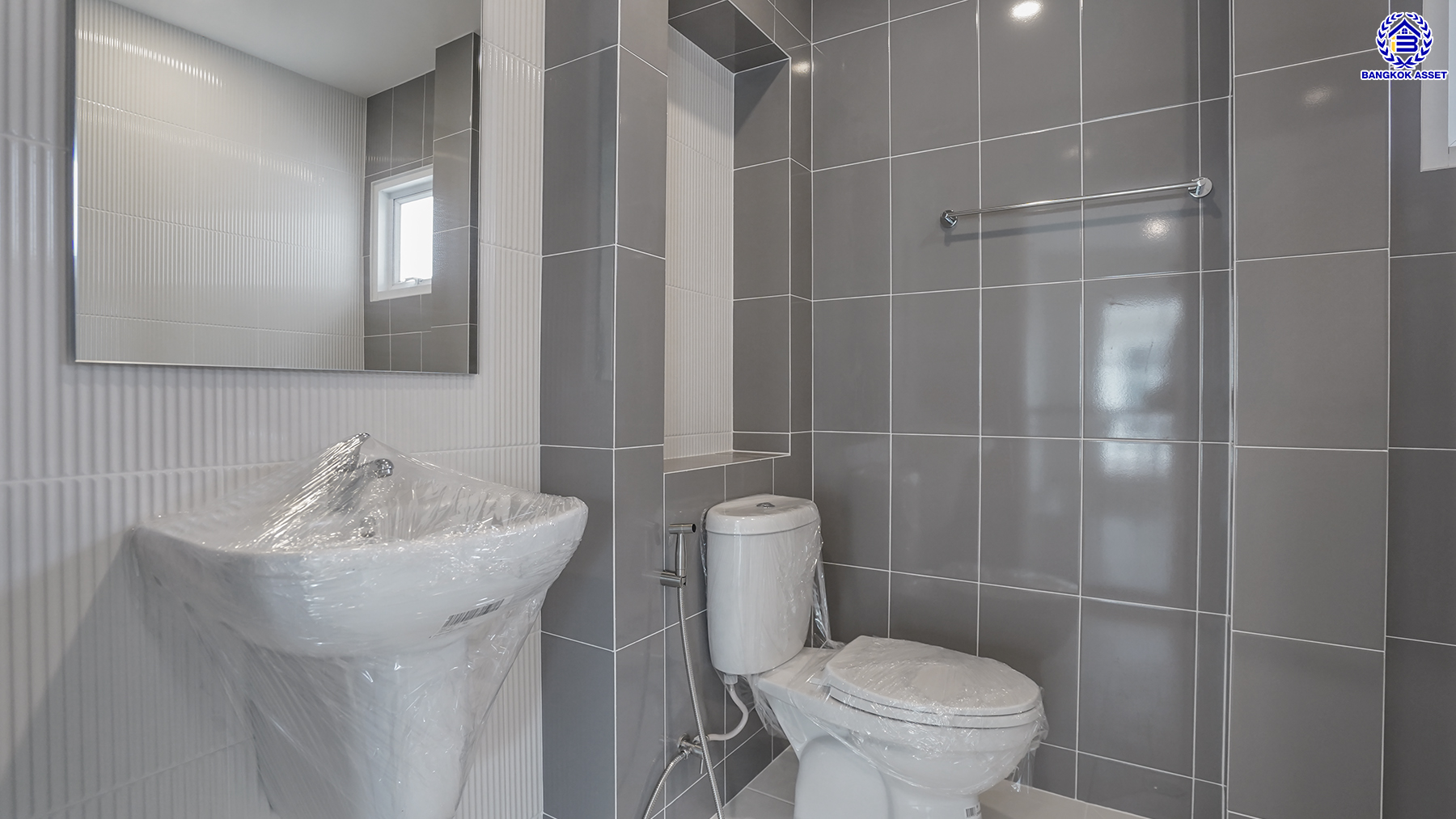 บ้านมือสองตกแต่งใหม่ โครงการ มณีรินทร์พาร์ค รัตนาธิเบศร์-ท่าอิฐ จากแบรนด์ Property Perfect เนื้อที่ 81.3 ตร.ว. พื้นที่ใช้สอย 239.35 ตร.ม. ฟังก์ชัน 4 ห้องนอน 3 ห้องน้ำ จอดรถได้ 2 คัน บนทำเลศักยภาพ เชื่อมต่อทั้ง ถนนรัตนาธิเบศร์ และถนนราชพฤกษ์ ใจกลาง 2 เซ็นทรัลฯ ใกล้ทางด่วน "งามวงศ์วาน" และรถไฟฟ้าสายสีม่วง "สถานีบางรักน้อยท่าอิฐ"