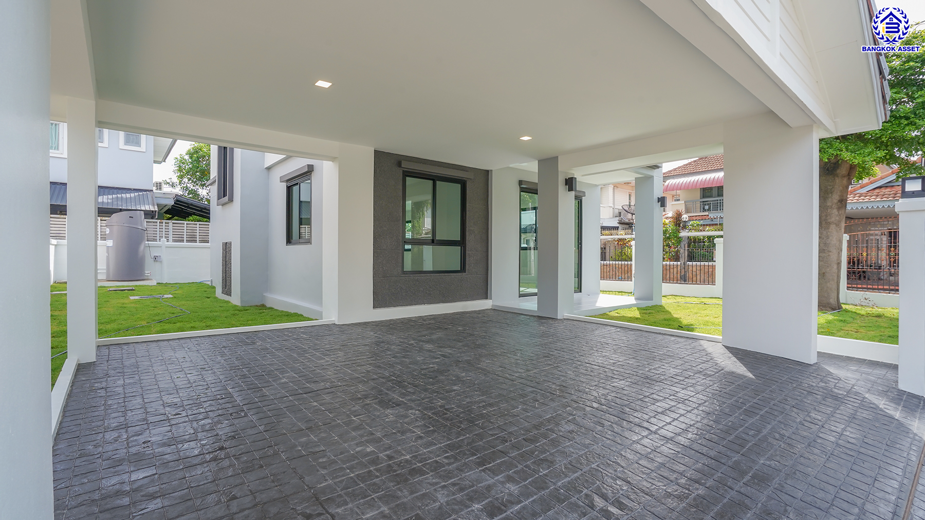 บ้านมือสองตกแต่งใหม่ โครงการ ชวนชื่น ปิ่นเกล้า หลังมุม บนเนื้อที่ 51.5 ตร.ว. พื้นที่ใช้สอย 160.1 ตร.ม. ฟังก์ชันจัดเต็ม 4 ห้องนอน 2 ห้องน้ำ จอดรถได้ถึง 2 คัน พร้อมเข้าอยู่ทันที บนทำเลศักยภาพ เชื่อมต่อหลายเส้นทาง ใกล้จุดขึ้นทางด่วน "ศรีรัช" รถไฟฟ้าสายสีแดง "สถานีตลิ่งชัน" และเซ็นทรัล เวสต์วิลล์