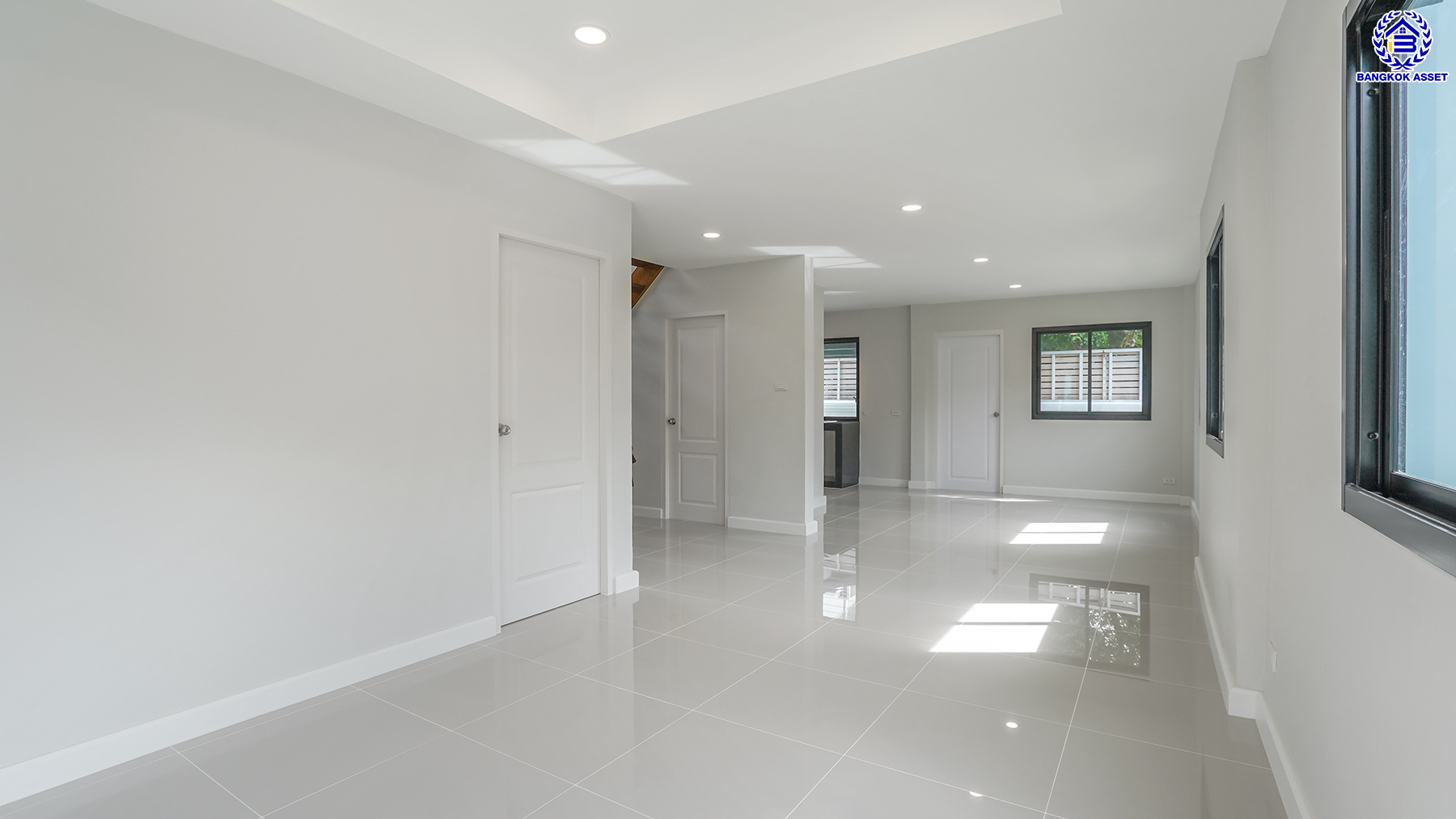 บ้านมือสองตกแต่งใหม่ โครงการ ชวนชื่น ปิ่นเกล้า หลังมุม บนเนื้อที่ 51.5 ตร.ว. พื้นที่ใช้สอย 160.1 ตร.ม. ฟังก์ชันจัดเต็ม 4 ห้องนอน 2 ห้องน้ำ จอดรถได้ถึง 2 คัน พร้อมเข้าอยู่ทันที บนทำเลศักยภาพ เชื่อมต่อหลายเส้นทาง ใกล้จุดขึ้นทางด่วน "ศรีรัช" รถไฟฟ้าสายสีแดง "สถานีตลิ่งชัน" และเซ็นทรัล เวสต์วิลล์