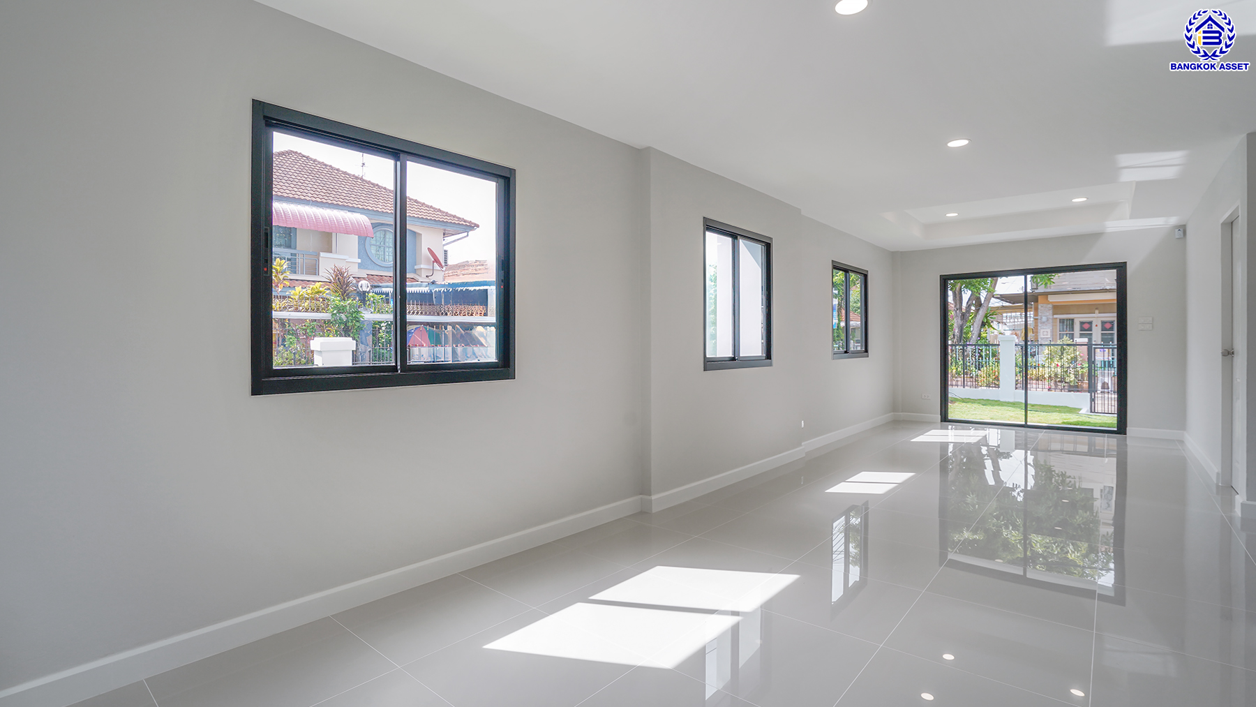 บ้านมือสองตกแต่งใหม่ โครงการ ชวนชื่น ปิ่นเกล้า หลังมุม บนเนื้อที่ 51.5 ตร.ว. พื้นที่ใช้สอย 160.1 ตร.ม. ฟังก์ชันจัดเต็ม 4 ห้องนอน 2 ห้องน้ำ จอดรถได้ถึง 2 คัน พร้อมเข้าอยู่ทันที บนทำเลศักยภาพ เชื่อมต่อหลายเส้นทาง ใกล้จุดขึ้นทางด่วน "ศรีรัช" รถไฟฟ้าสายสีแดง "สถานีตลิ่งชัน" และเซ็นทรัล เวสต์วิลล์