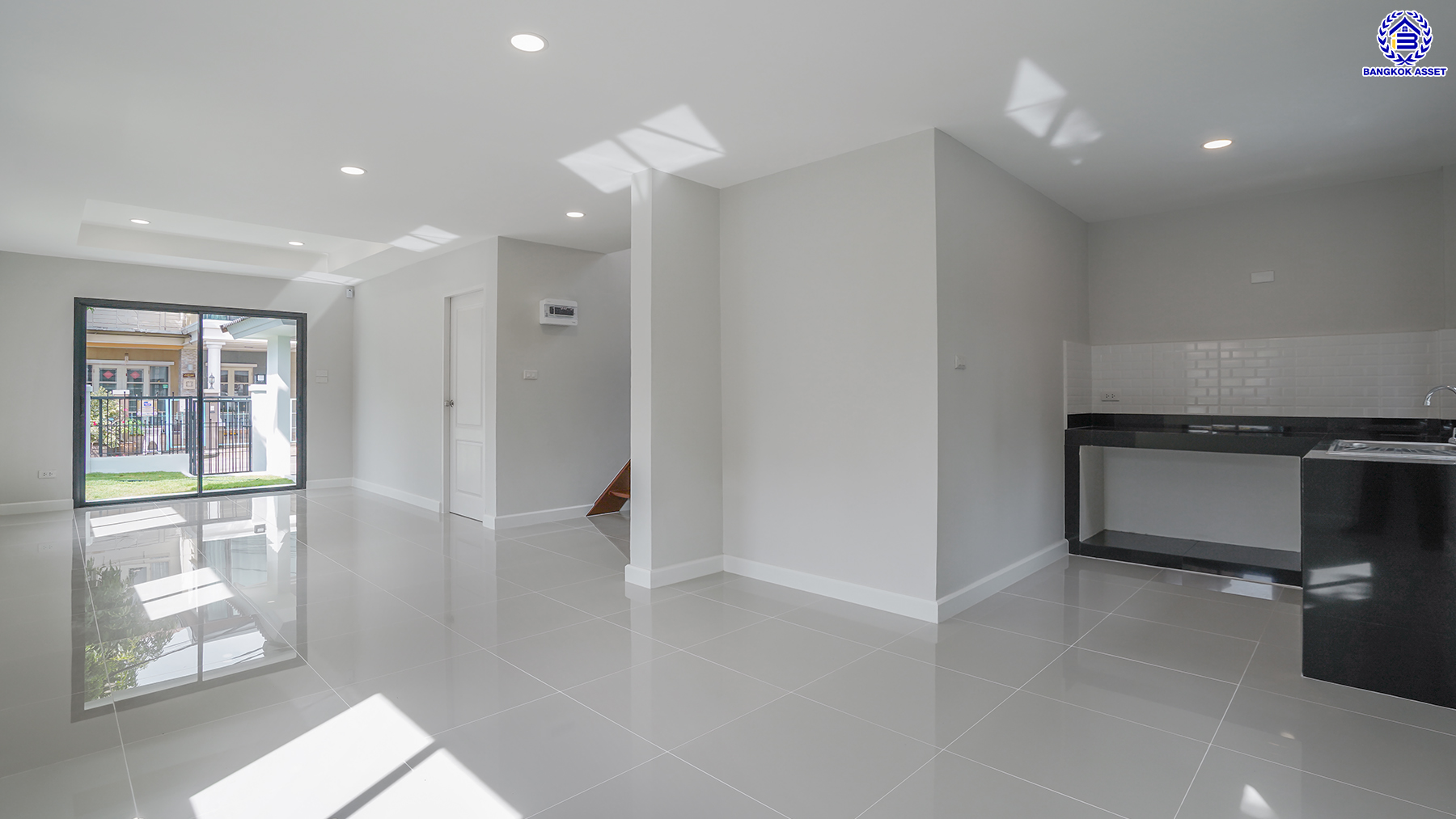 บ้านมือสองตกแต่งใหม่ โครงการ ชวนชื่น ปิ่นเกล้า หลังมุม บนเนื้อที่ 51.5 ตร.ว. พื้นที่ใช้สอย 160.1 ตร.ม. ฟังก์ชันจัดเต็ม 4 ห้องนอน 2 ห้องน้ำ จอดรถได้ถึง 2 คัน พร้อมเข้าอยู่ทันที บนทำเลศักยภาพ เชื่อมต่อหลายเส้นทาง ใกล้จุดขึ้นทางด่วน "ศรีรัช" รถไฟฟ้าสายสีแดง "สถานีตลิ่งชัน" และเซ็นทรัล เวสต์วิลล์