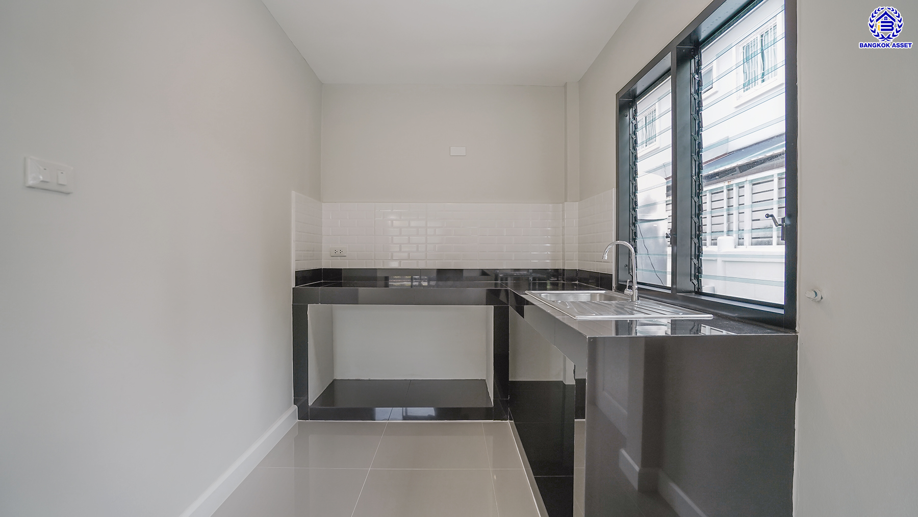 บ้านมือสองตกแต่งใหม่ โครงการ ชวนชื่น ปิ่นเกล้า หลังมุม บนเนื้อที่ 51.5 ตร.ว. พื้นที่ใช้สอย 160.1 ตร.ม. ฟังก์ชันจัดเต็ม 4 ห้องนอน 2 ห้องน้ำ จอดรถได้ถึง 2 คัน พร้อมเข้าอยู่ทันที บนทำเลศักยภาพ เชื่อมต่อหลายเส้นทาง ใกล้จุดขึ้นทางด่วน "ศรีรัช" รถไฟฟ้าสายสีแดง "สถานีตลิ่งชัน" และเซ็นทรัล เวสต์วิลล์