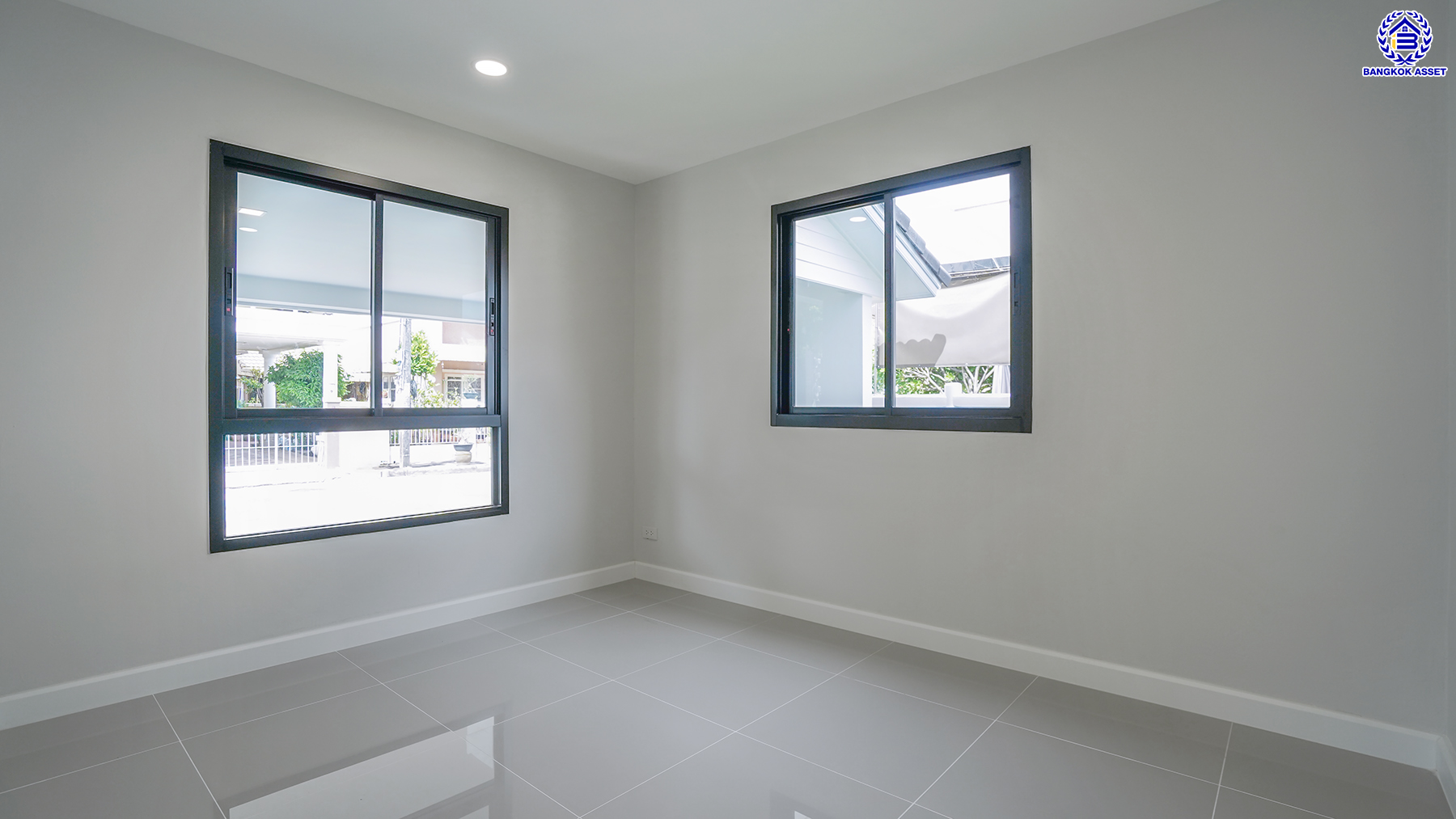 บ้านมือสองตกแต่งใหม่ โครงการ ชวนชื่น ปิ่นเกล้า หลังมุม บนเนื้อที่ 51.5 ตร.ว. พื้นที่ใช้สอย 160.1 ตร.ม. ฟังก์ชันจัดเต็ม 4 ห้องนอน 2 ห้องน้ำ จอดรถได้ถึง 2 คัน พร้อมเข้าอยู่ทันที บนทำเลศักยภาพ เชื่อมต่อหลายเส้นทาง ใกล้จุดขึ้นทางด่วน "ศรีรัช" รถไฟฟ้าสายสีแดง "สถานีตลิ่งชัน" และเซ็นทรัล เวสต์วิลล์