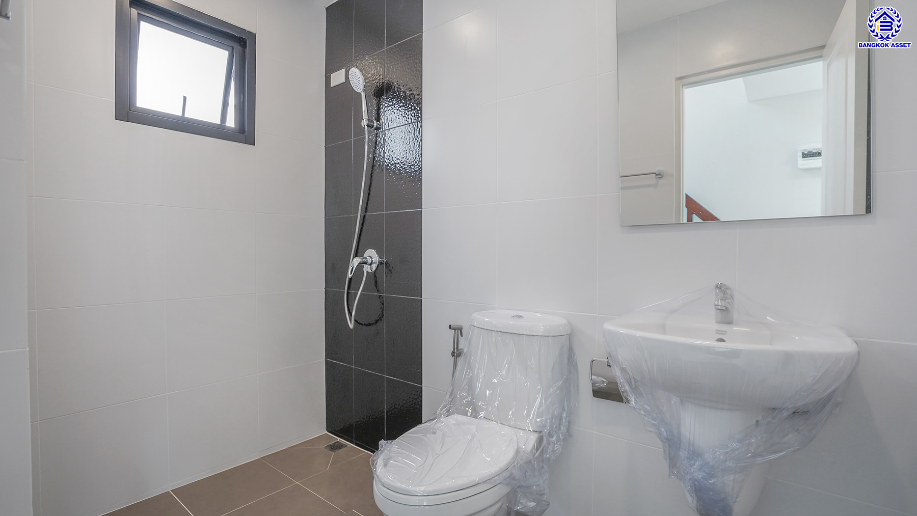 บ้านมือสองตกแต่งใหม่ โครงการ ชวนชื่น ปิ่นเกล้า หลังมุม บนเนื้อที่ 51.5 ตร.ว. พื้นที่ใช้สอย 160.1 ตร.ม. ฟังก์ชันจัดเต็ม 4 ห้องนอน 2 ห้องน้ำ จอดรถได้ถึง 2 คัน พร้อมเข้าอยู่ทันที บนทำเลศักยภาพ เชื่อมต่อหลายเส้นทาง ใกล้จุดขึ้นทางด่วน "ศรีรัช" รถไฟฟ้าสายสีแดง "สถานีตลิ่งชัน" และเซ็นทรัล เวสต์วิลล์