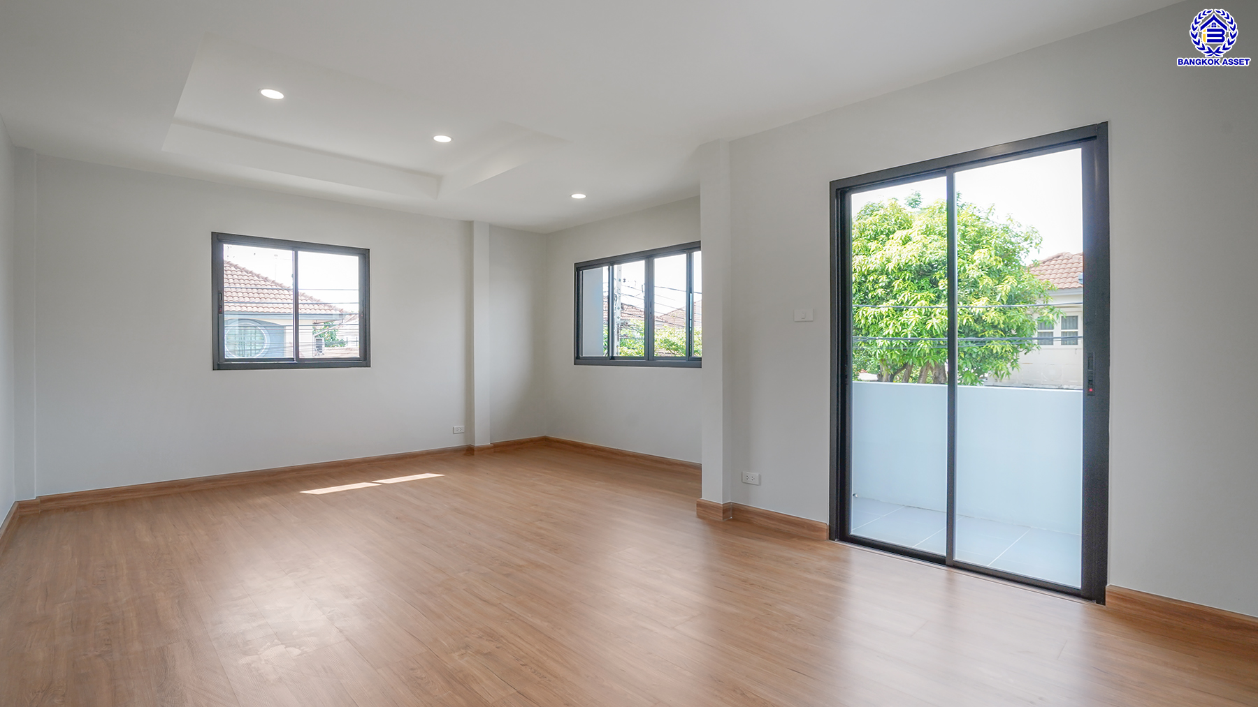 บ้านมือสองตกแต่งใหม่ โครงการ ชวนชื่น ปิ่นเกล้า หลังมุม บนเนื้อที่ 51.5 ตร.ว. พื้นที่ใช้สอย 160.1 ตร.ม. ฟังก์ชันจัดเต็ม 4 ห้องนอน 2 ห้องน้ำ จอดรถได้ถึง 2 คัน พร้อมเข้าอยู่ทันที บนทำเลศักยภาพ เชื่อมต่อหลายเส้นทาง ใกล้จุดขึ้นทางด่วน "ศรีรัช" รถไฟฟ้าสายสีแดง "สถานีตลิ่งชัน" และเซ็นทรัล เวสต์วิลล์