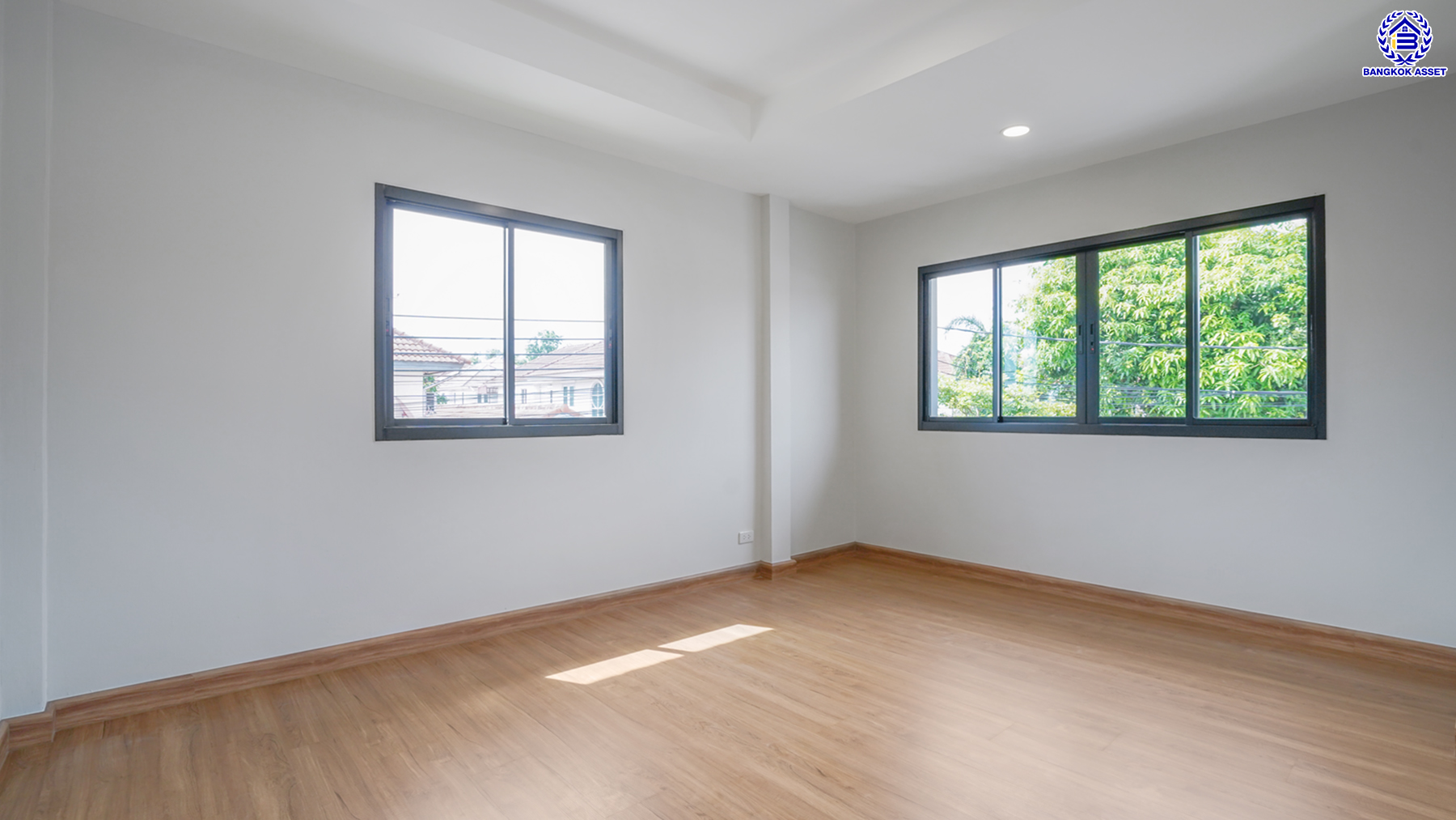 บ้านมือสองตกแต่งใหม่ โครงการ ชวนชื่น ปิ่นเกล้า หลังมุม บนเนื้อที่ 51.5 ตร.ว. พื้นที่ใช้สอย 160.1 ตร.ม. ฟังก์ชันจัดเต็ม 4 ห้องนอน 2 ห้องน้ำ จอดรถได้ถึง 2 คัน พร้อมเข้าอยู่ทันที บนทำเลศักยภาพ เชื่อมต่อหลายเส้นทาง ใกล้จุดขึ้นทางด่วน "ศรีรัช" รถไฟฟ้าสายสีแดง "สถานีตลิ่งชัน" และเซ็นทรัล เวสต์วิลล์