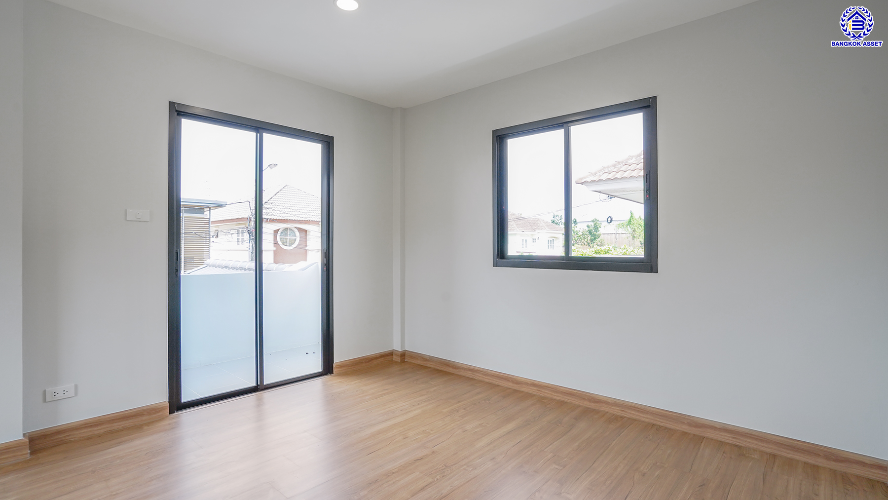 บ้านมือสองตกแต่งใหม่ โครงการ ชวนชื่น ปิ่นเกล้า หลังมุม บนเนื้อที่ 51.5 ตร.ว. พื้นที่ใช้สอย 160.1 ตร.ม. ฟังก์ชันจัดเต็ม 4 ห้องนอน 2 ห้องน้ำ จอดรถได้ถึง 2 คัน พร้อมเข้าอยู่ทันที บนทำเลศักยภาพ เชื่อมต่อหลายเส้นทาง ใกล้จุดขึ้นทางด่วน "ศรีรัช" รถไฟฟ้าสายสีแดง "สถานีตลิ่งชัน" และเซ็นทรัล เวสต์วิลล์