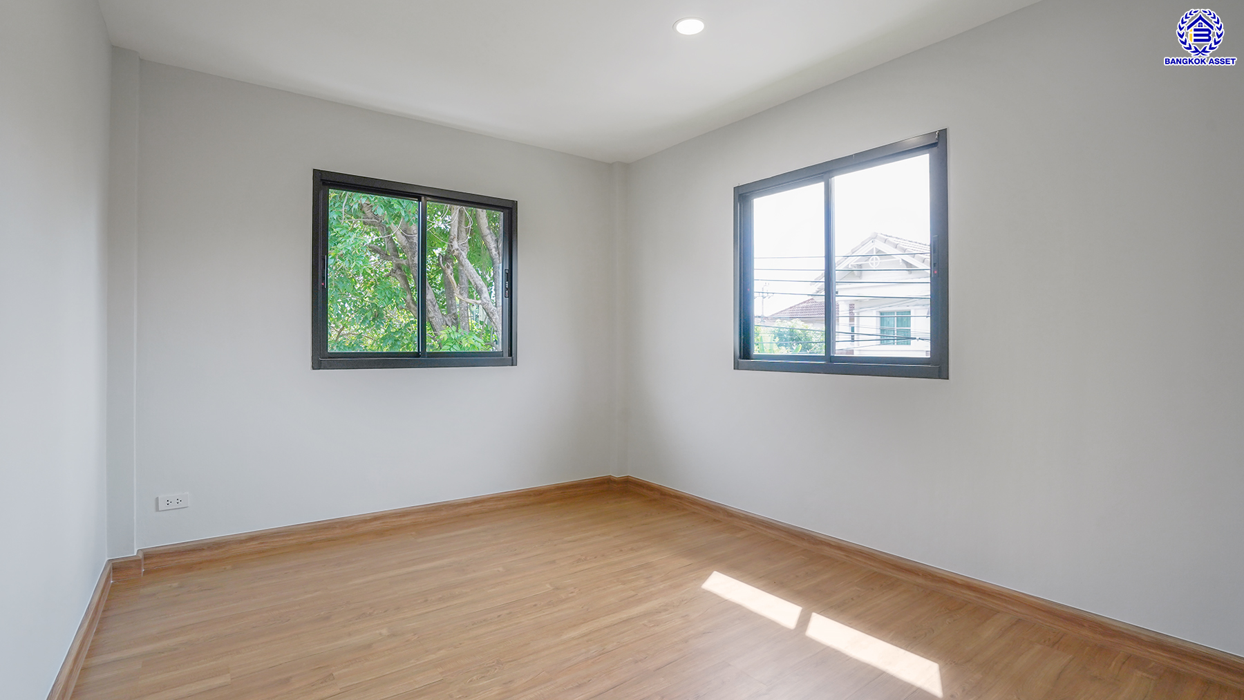 บ้านมือสองตกแต่งใหม่ โครงการ ชวนชื่น ปิ่นเกล้า หลังมุม บนเนื้อที่ 51.5 ตร.ว. พื้นที่ใช้สอย 160.1 ตร.ม. ฟังก์ชันจัดเต็ม 4 ห้องนอน 2 ห้องน้ำ จอดรถได้ถึง 2 คัน พร้อมเข้าอยู่ทันที บนทำเลศักยภาพ เชื่อมต่อหลายเส้นทาง ใกล้จุดขึ้นทางด่วน "ศรีรัช" รถไฟฟ้าสายสีแดง "สถานีตลิ่งชัน" และเซ็นทรัล เวสต์วิลล์