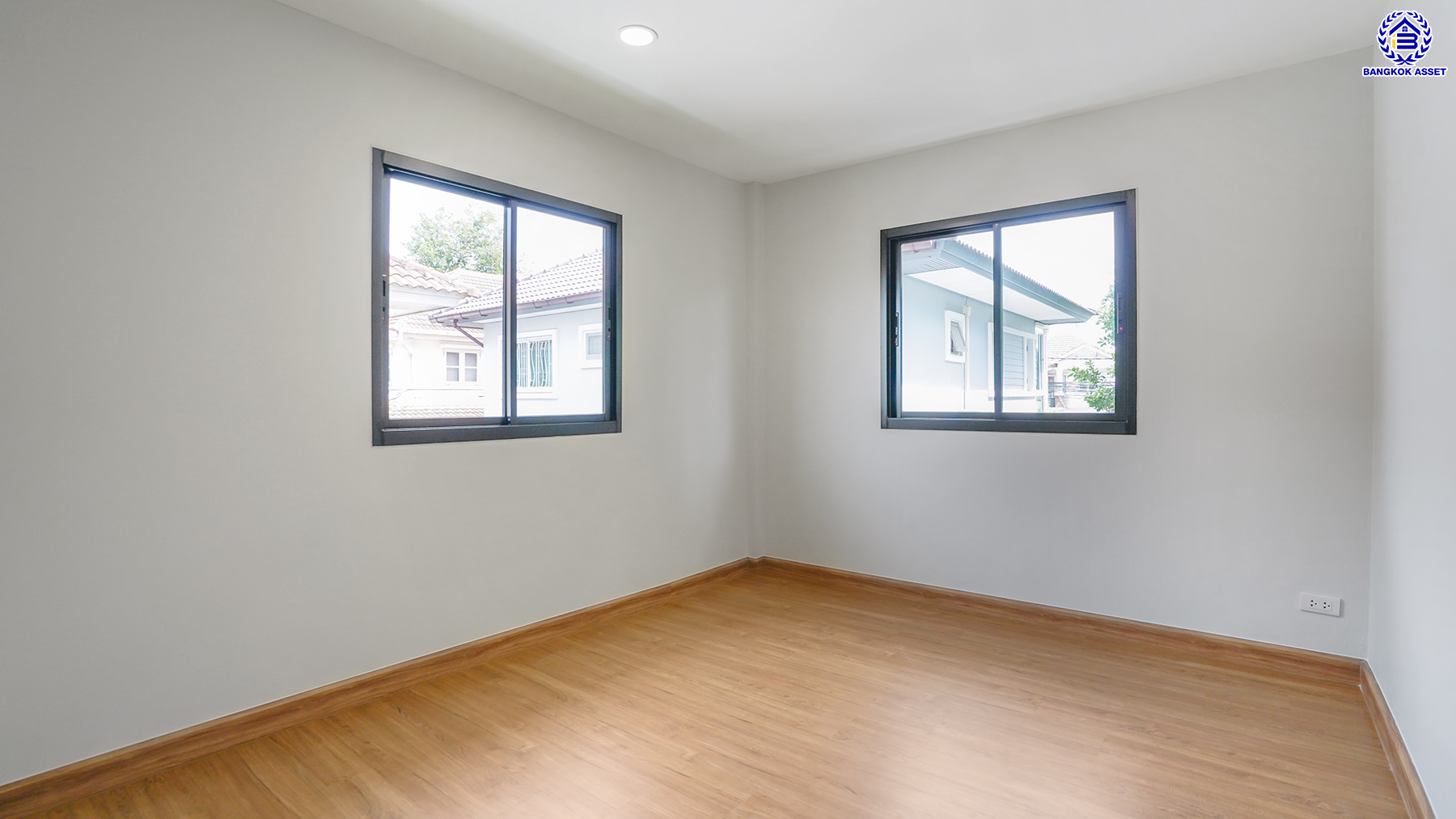 บ้านมือสองตกแต่งใหม่ โครงการ ชวนชื่น ปิ่นเกล้า หลังมุม บนเนื้อที่ 51.5 ตร.ว. พื้นที่ใช้สอย 160.1 ตร.ม. ฟังก์ชันจัดเต็ม 4 ห้องนอน 2 ห้องน้ำ จอดรถได้ถึง 2 คัน พร้อมเข้าอยู่ทันที บนทำเลศักยภาพ เชื่อมต่อหลายเส้นทาง ใกล้จุดขึ้นทางด่วน "ศรีรัช" รถไฟฟ้าสายสีแดง "สถานีตลิ่งชัน" และเซ็นทรัล เวสต์วิลล์