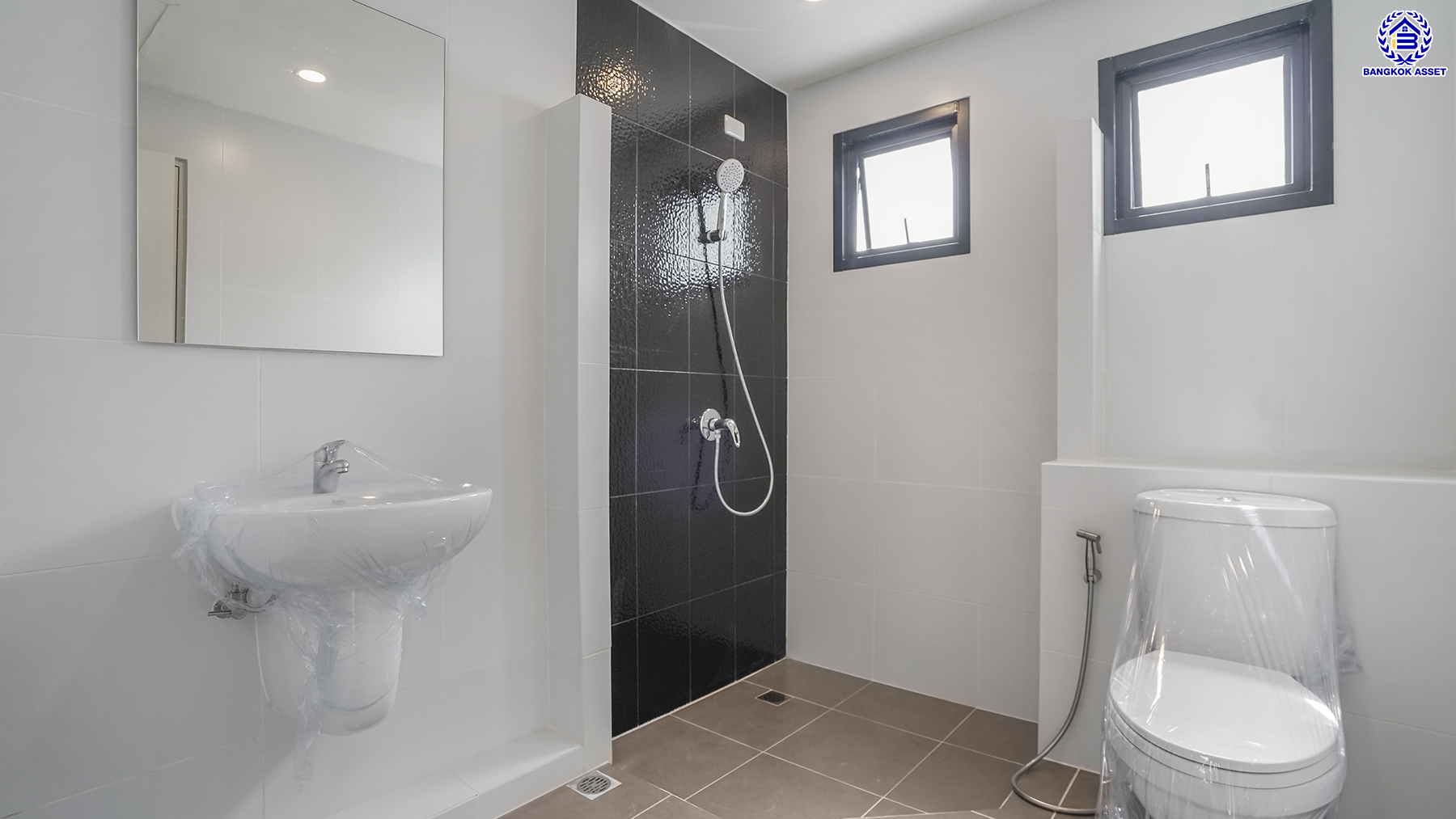 บ้านมือสองตกแต่งใหม่ โครงการ ชวนชื่น ปิ่นเกล้า หลังมุม บนเนื้อที่ 51.5 ตร.ว. พื้นที่ใช้สอย 160.1 ตร.ม. ฟังก์ชันจัดเต็ม 4 ห้องนอน 2 ห้องน้ำ จอดรถได้ถึง 2 คัน พร้อมเข้าอยู่ทันที บนทำเลศักยภาพ เชื่อมต่อหลายเส้นทาง ใกล้จุดขึ้นทางด่วน "ศรีรัช" รถไฟฟ้าสายสีแดง "สถานีตลิ่งชัน" และเซ็นทรัล เวสต์วิลล์