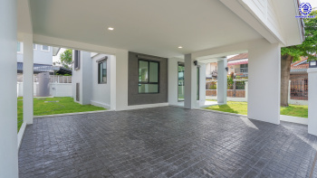 บ้านมือสองตกแต่งใหม่ โครงการ ชวนชื่น ปิ่นเกล้า หลังมุม บนเนื้อที่ 51.5 ตร.ว. พื้นที่ใช้สอย 160.1 ตร.ม. ฟังก์ชันจัดเต็ม 4 ห้องนอน 2 ห้องน้ำ จอดรถได้ถึง 2 คัน พร้อมเข้าอยู่ทันที บนทำเลศักยภาพ เชื่อมต่อหลายเส้นทาง ใกล้จุดขึ้นทางด่วน "ศรีรัช" รถไฟฟ้าสายสีแดง "สถานีตลิ่งชัน" และเซ็นทรัล เวสต์วิลล์