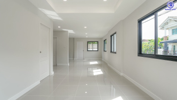 บ้านมือสองตกแต่งใหม่ โครงการ ชวนชื่น ปิ่นเกล้า หลังมุม บนเนื้อที่ 51.5 ตร.ว. พื้นที่ใช้สอย 160.1 ตร.ม. ฟังก์ชันจัดเต็ม 4 ห้องนอน 2 ห้องน้ำ จอดรถได้ถึง 2 คัน พร้อมเข้าอยู่ทันที บนทำเลศักยภาพ เชื่อมต่อหลายเส้นทาง ใกล้จุดขึ้นทางด่วน "ศรีรัช" รถไฟฟ้าสายสีแดง "สถานีตลิ่งชัน" และเซ็นทรัล เวสต์วิลล์