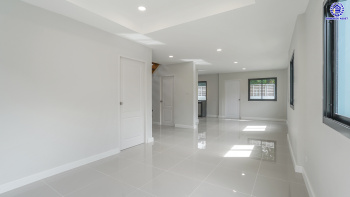 บ้านมือสองตกแต่งใหม่ โครงการ ชวนชื่น ปิ่นเกล้า หลังมุม บนเนื้อที่ 51.5 ตร.ว. พื้นที่ใช้สอย 160.1 ตร.ม. ฟังก์ชันจัดเต็ม 4 ห้องนอน 2 ห้องน้ำ จอดรถได้ถึง 2 คัน พร้อมเข้าอยู่ทันที บนทำเลศักยภาพ เชื่อมต่อหลายเส้นทาง ใกล้จุดขึ้นทางด่วน "ศรีรัช" รถไฟฟ้าสายสีแดง "สถานีตลิ่งชัน" และเซ็นทรัล เวสต์วิลล์