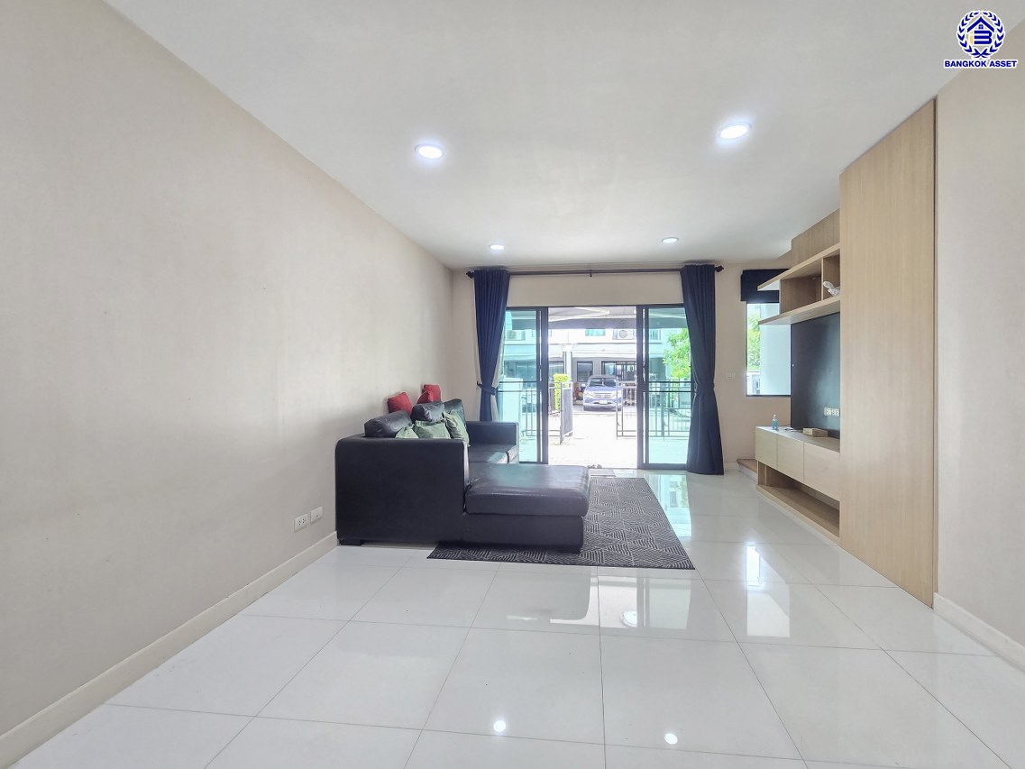 ทาวน์โฮม 3 ชั้นมือสองนนทบุรี โครงการ บ้านกลางเมือง รัตนาธิเบศร์ เนื้อที่ 18.1 ตร.ว. พื้นที่ใช้สอย 149 ตร.ม. ฟังก์ชัน 3 ห้องนอน 3 ห้องน้ำ 2 ที่จอดรถ พร้อมแถมฟรี! เครื่องปรับอากาศ, เครื่องทำน้ำอุ่น บนทำเลชื่อมต่อถนนรัตนาธิเบศร์, ถนนติวานนท์ ใกล้รถไฟฟ้าสายสีม่วง "สถานีแยกนนทบุรี 1" และใกล้จุดขึ้นทางด่วน "ศรีรัช"