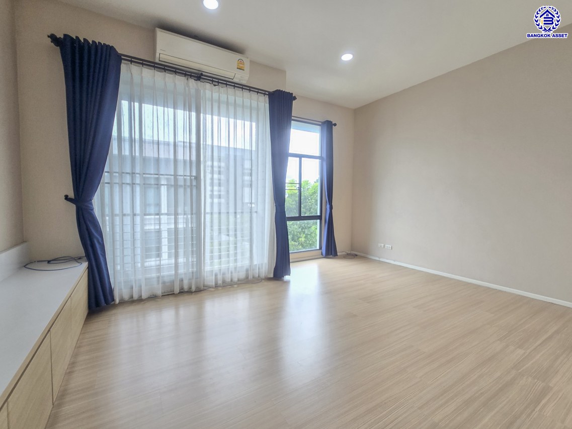 ทาวน์โฮม 3 ชั้นมือสองนนทบุรี โครงการ บ้านกลางเมือง รัตนาธิเบศร์ เนื้อที่ 18.1 ตร.ว. พื้นที่ใช้สอย 149 ตร.ม. ฟังก์ชัน 3 ห้องนอน 3 ห้องน้ำ 2 ที่จอดรถ พร้อมแถมฟรี! เครื่องปรับอากาศ, เครื่องทำน้ำอุ่น บนทำเลชื่อมต่อถนนรัตนาธิเบศร์, ถนนติวานนท์ ใกล้รถไฟฟ้าสายสีม่วง "สถานีแยกนนทบุรี 1" และใกล้จุดขึ้นทางด่วน "ศรีรัช"