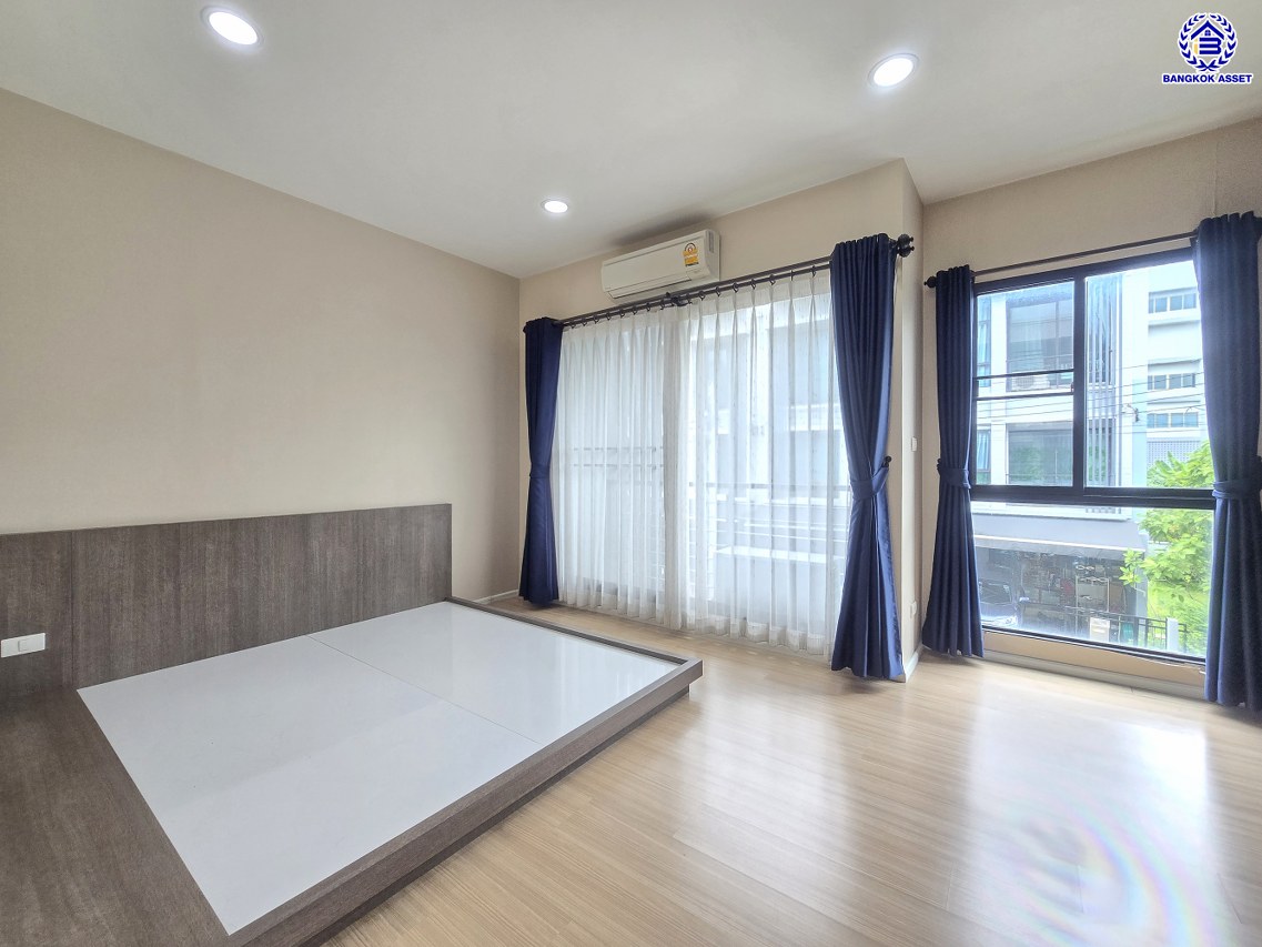 ทาวน์โฮม 3 ชั้นมือสองนนทบุรี โครงการ บ้านกลางเมือง รัตนาธิเบศร์ เนื้อที่ 18.1 ตร.ว. พื้นที่ใช้สอย 149 ตร.ม. ฟังก์ชัน 3 ห้องนอน 3 ห้องน้ำ 2 ที่จอดรถ พร้อมแถมฟรี! เครื่องปรับอากาศ, เครื่องทำน้ำอุ่น บนทำเลชื่อมต่อถนนรัตนาธิเบศร์, ถนนติวานนท์ ใกล้รถไฟฟ้าสายสีม่วง "สถานีแยกนนทบุรี 1" และใกล้จุดขึ้นทางด่วน "ศรีรัช"