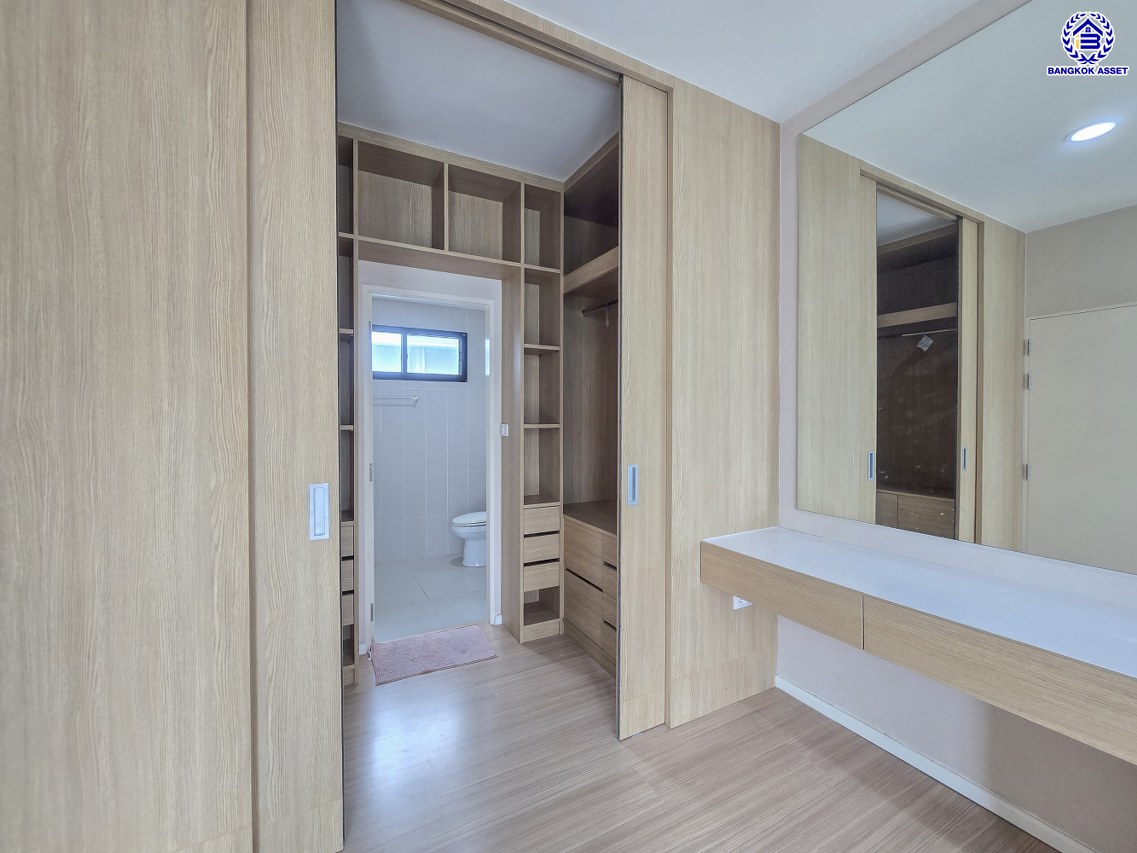 ทาวน์โฮม 3 ชั้นมือสองนนทบุรี โครงการ บ้านกลางเมือง รัตนาธิเบศร์ เนื้อที่ 18.1 ตร.ว. พื้นที่ใช้สอย 149 ตร.ม. ฟังก์ชัน 3 ห้องนอน 3 ห้องน้ำ 2 ที่จอดรถ พร้อมแถมฟรี! เครื่องปรับอากาศ, เครื่องทำน้ำอุ่น บนทำเลชื่อมต่อถนนรัตนาธิเบศร์, ถนนติวานนท์ ใกล้รถไฟฟ้าสายสีม่วง "สถานีแยกนนทบุรี 1" และใกล้จุดขึ้นทางด่วน "ศรีรัช"