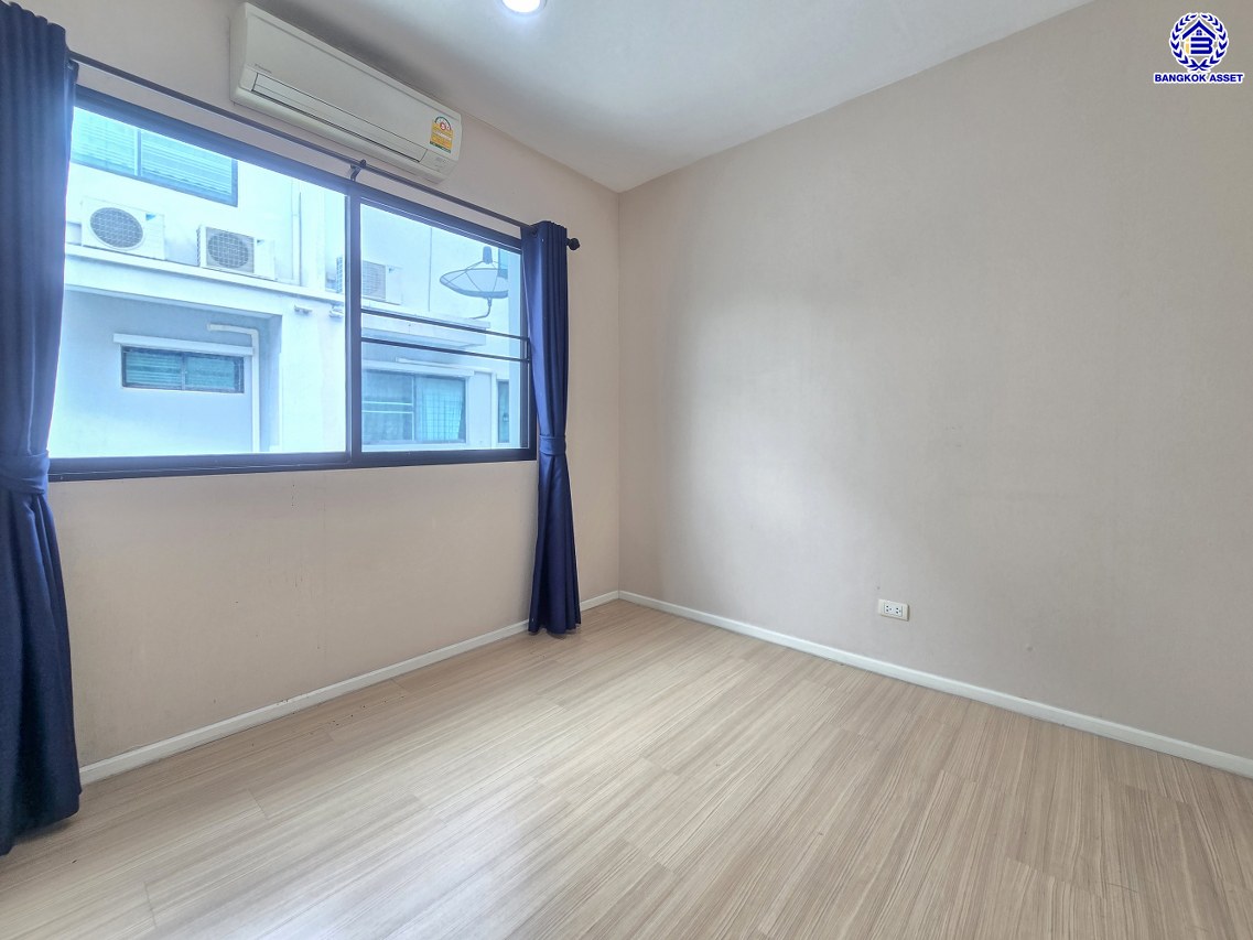 ทาวน์โฮม 3 ชั้นมือสองนนทบุรี โครงการ บ้านกลางเมือง รัตนาธิเบศร์ เนื้อที่ 18.1 ตร.ว. พื้นที่ใช้สอย 149 ตร.ม. ฟังก์ชัน 3 ห้องนอน 3 ห้องน้ำ 2 ที่จอดรถ พร้อมแถมฟรี! เครื่องปรับอากาศ, เครื่องทำน้ำอุ่น บนทำเลชื่อมต่อถนนรัตนาธิเบศร์, ถนนติวานนท์ ใกล้รถไฟฟ้าสายสีม่วง "สถานีแยกนนทบุรี 1" และใกล้จุดขึ้นทางด่วน "ศรีรัช"