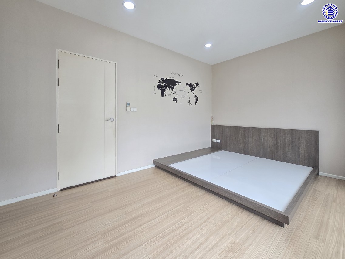 ทาวน์โฮม 3 ชั้นมือสองนนทบุรี โครงการ บ้านกลางเมือง รัตนาธิเบศร์ เนื้อที่ 18.1 ตร.ว. พื้นที่ใช้สอย 149 ตร.ม. ฟังก์ชัน 3 ห้องนอน 3 ห้องน้ำ 2 ที่จอดรถ พร้อมแถมฟรี! เครื่องปรับอากาศ, เครื่องทำน้ำอุ่น บนทำเลชื่อมต่อถนนรัตนาธิเบศร์, ถนนติวานนท์ ใกล้รถไฟฟ้าสายสีม่วง "สถานีแยกนนทบุรี 1" และใกล้จุดขึ้นทางด่วน "ศรีรัช"