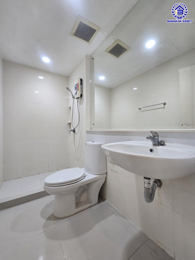 ทาวน์โฮม 3 ชั้นมือสองนนทบุรี โครงการ บ้านกลางเมือง รัตนาธิเบศร์ เนื้อที่ 18.1 ตร.ว. พื้นที่ใช้สอย 149 ตร.ม. ฟังก์ชัน 3 ห้องนอน 3 ห้องน้ำ 2 ที่จอดรถ พร้อมแถมฟรี! เครื่องปรับอากาศ, เครื่องทำน้ำอุ่น บนทำเลชื่อมต่อถนนรัตนาธิเบศร์, ถนนติวานนท์ ใกล้รถไฟฟ้าสายสีม่วง "สถานีแยกนนทบุรี 1" และใกล้จุดขึ้นทางด่วน "ศรีรัช"