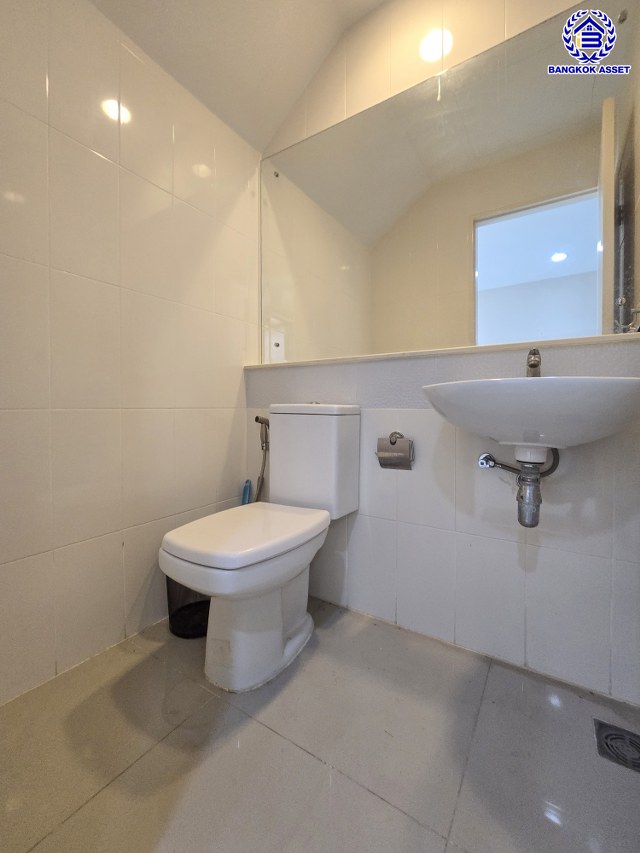 ทาวน์โฮม 3 ชั้นมือสองนนทบุรี โครงการ บ้านกลางเมือง รัตนาธิเบศร์ เนื้อที่ 18.1 ตร.ว. พื้นที่ใช้สอย 149 ตร.ม. ฟังก์ชัน 3 ห้องนอน 3 ห้องน้ำ 2 ที่จอดรถ พร้อมแถมฟรี! เครื่องปรับอากาศ, เครื่องทำน้ำอุ่น บนทำเลชื่อมต่อถนนรัตนาธิเบศร์, ถนนติวานนท์ ใกล้รถไฟฟ้าสายสีม่วง "สถานีแยกนนทบุรี 1" และใกล้จุดขึ้นทางด่วน "ศรีรัช"