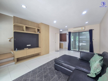 ทาวน์โฮม 3 ชั้นมือสองนนทบุรี โครงการ บ้านกลางเมือง รัตนาธิเบศร์ เนื้อที่ 18.1 ตร.ว. พื้นที่ใช้สอย 149 ตร.ม. ฟังก์ชัน 3 ห้องนอน 3 ห้องน้ำ 2 ที่จอดรถ พร้อมแถมฟรี! เครื่องปรับอากาศ, เครื่องทำน้ำอุ่น บนทำเลชื่อมต่อถนนรัตนาธิเบศร์, ถนนติวานนท์ ใกล้รถไฟฟ้าสายสีม่วง "สถานีแยกนนทบุรี 1" และใกล้จุดขึ้นทางด่วน "ศรีรัช"