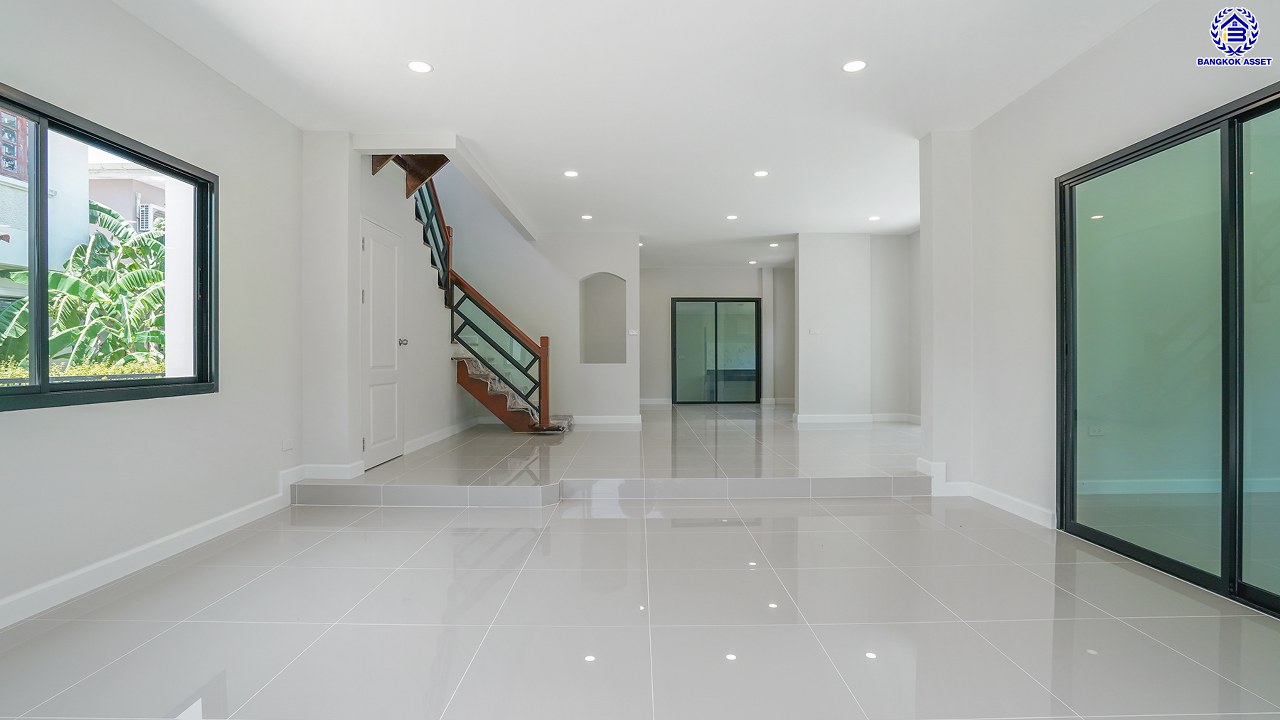 บ้านมือสองตกแต่งใหม่ คุณภาพแบรนด์ LH โครงการ ชลลดา บางบัวทอง เนื้อที่ 78.4 ตร.ว. พื้นที่ใช้สอย 271.9 ตร.ม. ตกแต่งหรูหรา ฟังก์ชันจัดเต็ม 4 ห้องนอน 3 ห้องน้ำ จอดรถได้ 2 คัน พร้อม Facilities ครบ! บนทำเลคุณภาพ เชื่อมต่อได้หลายเส้นทาง ใกล้เซ็นทรัลเวสต์เกต และรถไฟฟ้าสายสีม่วง "สถานีบางพลู"