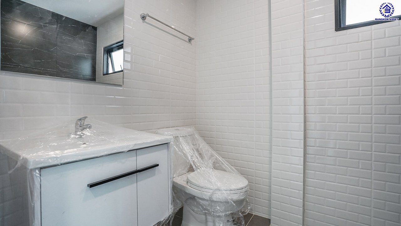 บ้านมือสองตกแต่งใหม่ คุณภาพแบรนด์ LH โครงการ ชลลดา บางบัวทอง เนื้อที่ 78.4 ตร.ว. พื้นที่ใช้สอย 271.9 ตร.ม. ตกแต่งหรูหรา ฟังก์ชันจัดเต็ม 4 ห้องนอน 3 ห้องน้ำ จอดรถได้ 2 คัน พร้อม Facilities ครบ! บนทำเลคุณภาพ เชื่อมต่อได้หลายเส้นทาง ใกล้เซ็นทรัลเวสต์เกต และรถไฟฟ้าสายสีม่วง "สถานีบางพลู"