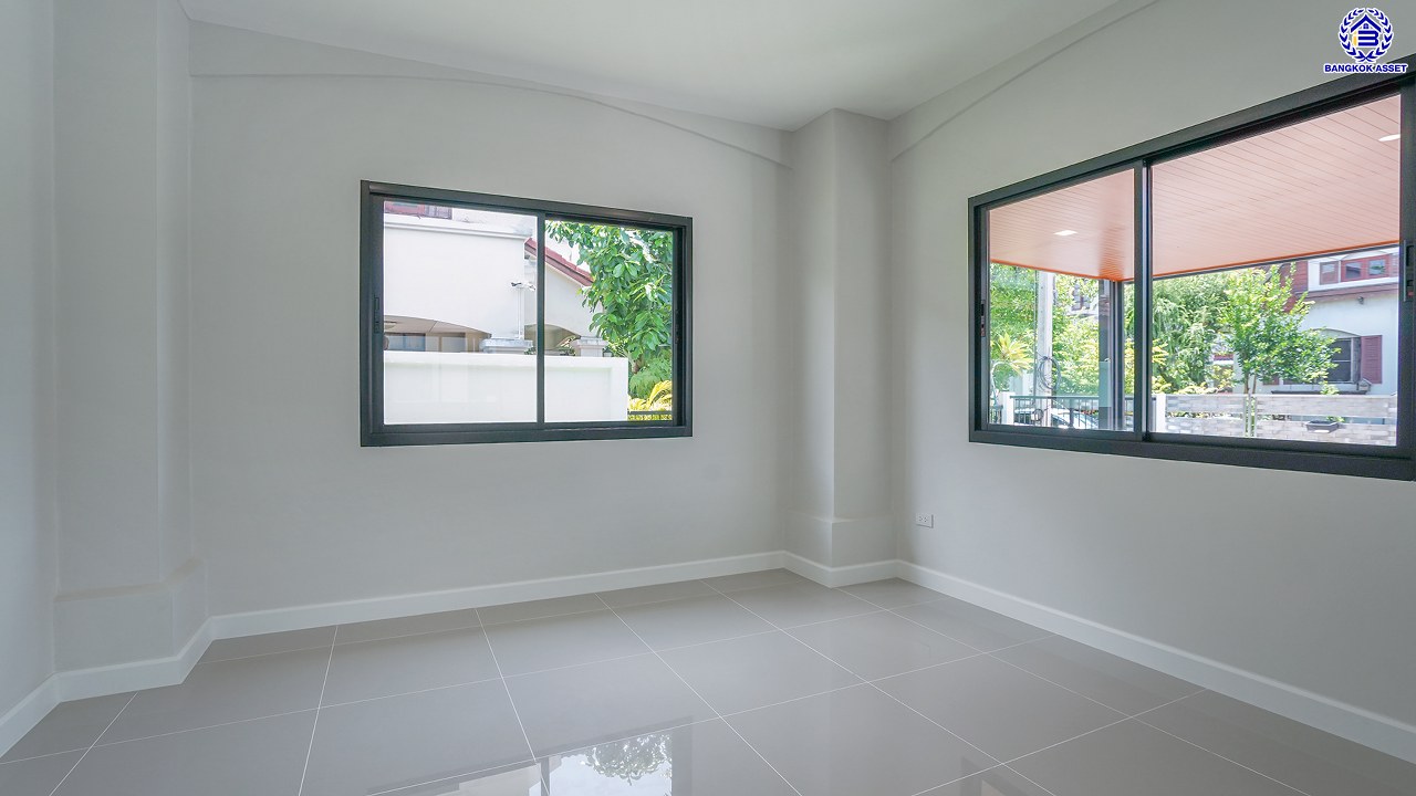 บ้านมือสองตกแต่งใหม่ คุณภาพแบรนด์ LH โครงการ ชลลดา บางบัวทอง เนื้อที่ 78.4 ตร.ว. พื้นที่ใช้สอย 271.9 ตร.ม. ตกแต่งหรูหรา ฟังก์ชันจัดเต็ม 4 ห้องนอน 3 ห้องน้ำ จอดรถได้ 2 คัน พร้อม Facilities ครบ! บนทำเลคุณภาพ เชื่อมต่อได้หลายเส้นทาง ใกล้เซ็นทรัลเวสต์เกต และรถไฟฟ้าสายสีม่วง "สถานีบางพลู"