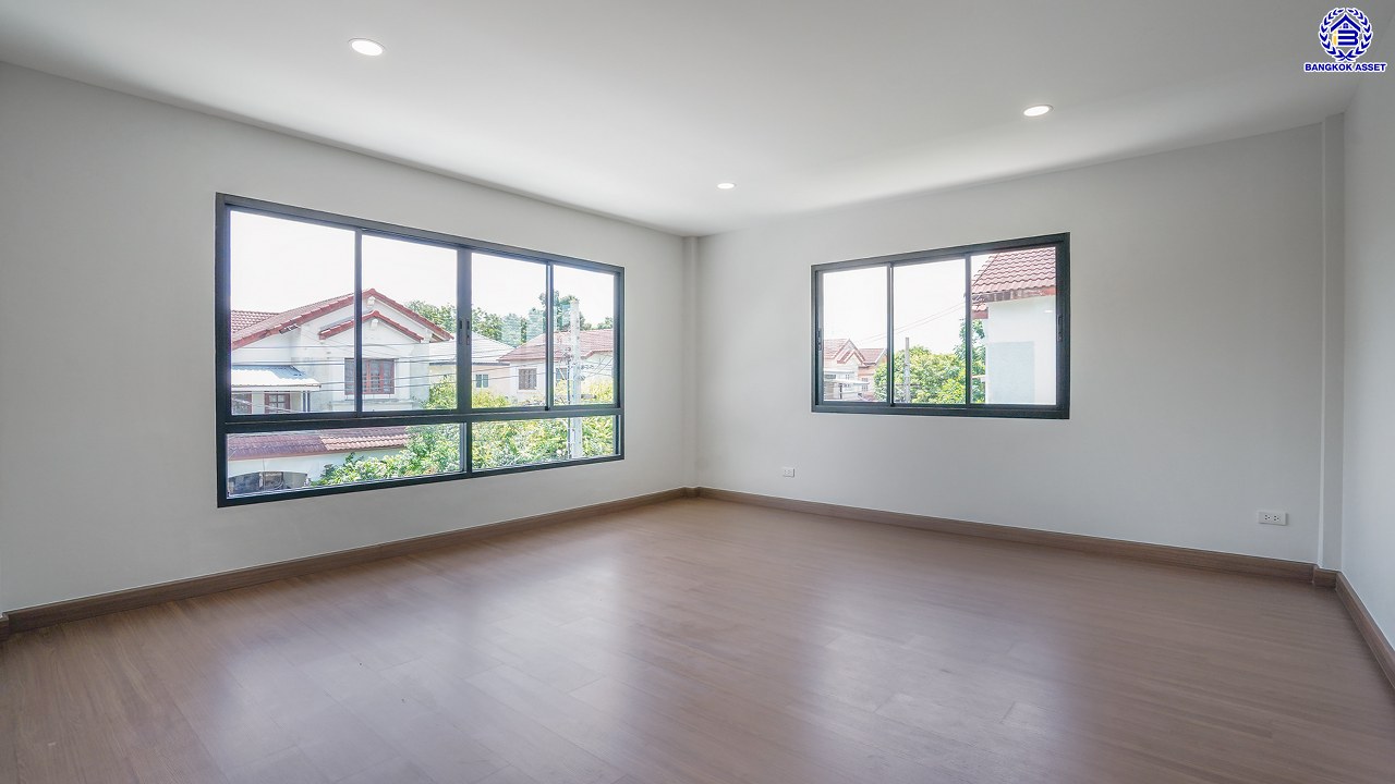 บ้านมือสองตกแต่งใหม่ คุณภาพแบรนด์ LH โครงการ ชลลดา บางบัวทอง เนื้อที่ 78.4 ตร.ว. พื้นที่ใช้สอย 271.9 ตร.ม. ตกแต่งหรูหรา ฟังก์ชันจัดเต็ม 4 ห้องนอน 3 ห้องน้ำ จอดรถได้ 2 คัน พร้อม Facilities ครบ! บนทำเลคุณภาพ เชื่อมต่อได้หลายเส้นทาง ใกล้เซ็นทรัลเวสต์เกต และรถไฟฟ้าสายสีม่วง "สถานีบางพลู"