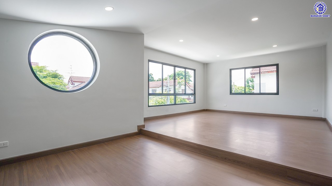 บ้านมือสองตกแต่งใหม่ คุณภาพแบรนด์ LH โครงการ ชลลดา บางบัวทอง เนื้อที่ 78.4 ตร.ว. พื้นที่ใช้สอย 271.9 ตร.ม. ตกแต่งหรูหรา ฟังก์ชันจัดเต็ม 4 ห้องนอน 3 ห้องน้ำ จอดรถได้ 2 คัน พร้อม Facilities ครบ! บนทำเลคุณภาพ เชื่อมต่อได้หลายเส้นทาง ใกล้เซ็นทรัลเวสต์เกต และรถไฟฟ้าสายสีม่วง "สถานีบางพลู"