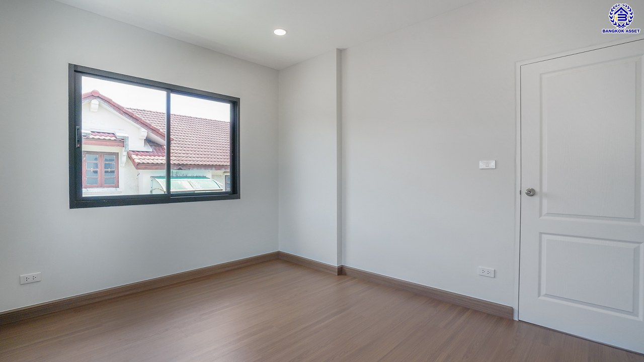 บ้านมือสองตกแต่งใหม่ คุณภาพแบรนด์ LH โครงการ ชลลดา บางบัวทอง เนื้อที่ 78.4 ตร.ว. พื้นที่ใช้สอย 271.9 ตร.ม. ตกแต่งหรูหรา ฟังก์ชันจัดเต็ม 4 ห้องนอน 3 ห้องน้ำ จอดรถได้ 2 คัน พร้อม Facilities ครบ! บนทำเลคุณภาพ เชื่อมต่อได้หลายเส้นทาง ใกล้เซ็นทรัลเวสต์เกต และรถไฟฟ้าสายสีม่วง "สถานีบางพลู"