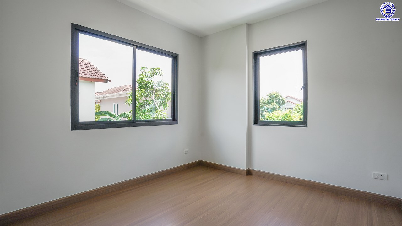 บ้านมือสองตกแต่งใหม่ คุณภาพแบรนด์ LH โครงการ ชลลดา บางบัวทอง เนื้อที่ 78.4 ตร.ว. พื้นที่ใช้สอย 271.9 ตร.ม. ตกแต่งหรูหรา ฟังก์ชันจัดเต็ม 4 ห้องนอน 3 ห้องน้ำ จอดรถได้ 2 คัน พร้อม Facilities ครบ! บนทำเลคุณภาพ เชื่อมต่อได้หลายเส้นทาง ใกล้เซ็นทรัลเวสต์เกต และรถไฟฟ้าสายสีม่วง "สถานีบางพลู"