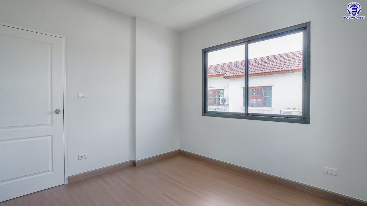 บ้านมือสองตกแต่งใหม่ คุณภาพแบรนด์ LH โครงการ ชลลดา บางบัวทอง เนื้อที่ 78.4 ตร.ว. พื้นที่ใช้สอย 271.9 ตร.ม. ตกแต่งหรูหรา ฟังก์ชันจัดเต็ม 4 ห้องนอน 3 ห้องน้ำ จอดรถได้ 2 คัน พร้อม Facilities ครบ! บนทำเลคุณภาพ เชื่อมต่อได้หลายเส้นทาง ใกล้เซ็นทรัลเวสต์เกต และรถไฟฟ้าสายสีม่วง "สถานีบางพลู"