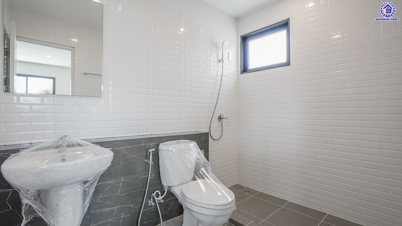 บ้านมือสองตกแต่งใหม่ คุณภาพแบรนด์ LH โครงการ ชลลดา บางบัวทอง เนื้อที่ 78.4 ตร.ว. พื้นที่ใช้สอย 271.9 ตร.ม. ตกแต่งหรูหรา ฟังก์ชันจัดเต็ม 4 ห้องนอน 3 ห้องน้ำ จอดรถได้ 2 คัน พร้อม Facilities ครบ! บนทำเลคุณภาพ เชื่อมต่อได้หลายเส้นทาง ใกล้เซ็นทรัลเวสต์เกต และรถไฟฟ้าสายสีม่วง "สถานีบางพลู"