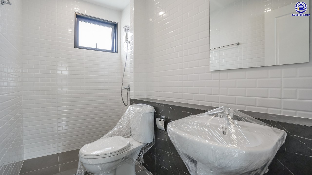 บ้านมือสองตกแต่งใหม่ คุณภาพแบรนด์ LH โครงการ ชลลดา บางบัวทอง เนื้อที่ 78.4 ตร.ว. พื้นที่ใช้สอย 271.9 ตร.ม. ตกแต่งหรูหรา ฟังก์ชันจัดเต็ม 4 ห้องนอน 3 ห้องน้ำ จอดรถได้ 2 คัน พร้อม Facilities ครบ! บนทำเลคุณภาพ เชื่อมต่อได้หลายเส้นทาง ใกล้เซ็นทรัลเวสต์เกต และรถไฟฟ้าสายสีม่วง "สถานีบางพลู"