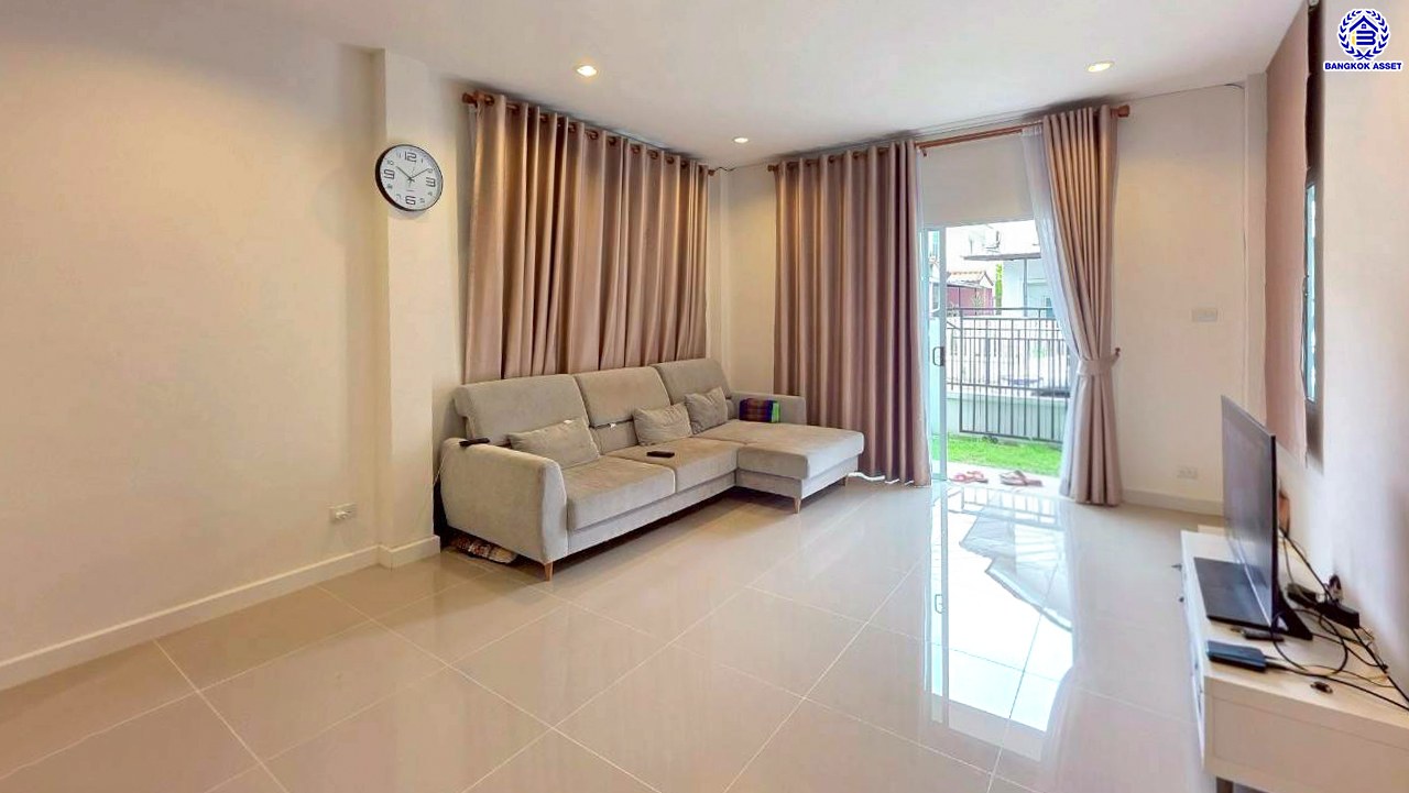 บ้านแฝดมือสองนนทบุรี โครงการ ลลิล อินเดอะพาร์ค วงแหวนฯ-รัตนาธิเบศร์ เนื้อที่ 39.90 ตร.ว. พื้นที่ใช้สอย 115.37 ตร.ม. ฟังก์ชัน 3 ห้องนอน 2 ห้องน้ำ 1 ที่จอดรถ บนทำเลเดินทางสะดวก เชื่อมต่อถนนกาญจนาภิเษก, ถนนรัตนาธิเบศร์ ใกล้รถไฟฟ้าสายสีม่วง "สถานีตลาดบางใหญ่" และใกล้จุดขึ้นมอเตอร์เวย์M81 "บางใหญ่ - กาญจนบุรี"