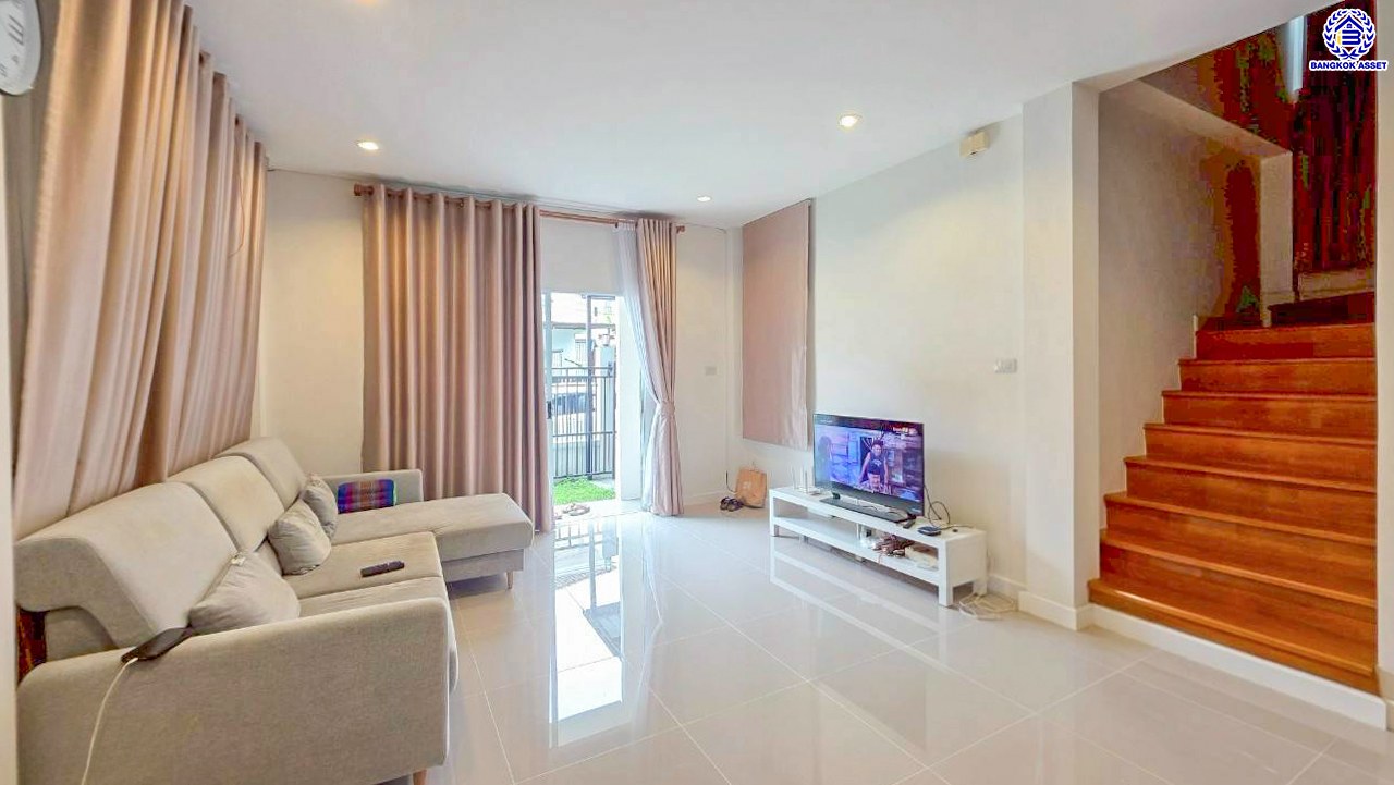 บ้านแฝดมือสองนนทบุรี โครงการ ลลิล อินเดอะพาร์ค วงแหวนฯ-รัตนาธิเบศร์ เนื้อที่ 39.90 ตร.ว. พื้นที่ใช้สอย 115.37 ตร.ม. ฟังก์ชัน 3 ห้องนอน 2 ห้องน้ำ 1 ที่จอดรถ บนทำเลเดินทางสะดวก เชื่อมต่อถนนกาญจนาภิเษก, ถนนรัตนาธิเบศร์ ใกล้รถไฟฟ้าสายสีม่วง "สถานีตลาดบางใหญ่" และใกล้จุดขึ้นมอเตอร์เวย์M81 "บางใหญ่ - กาญจนบุรี"