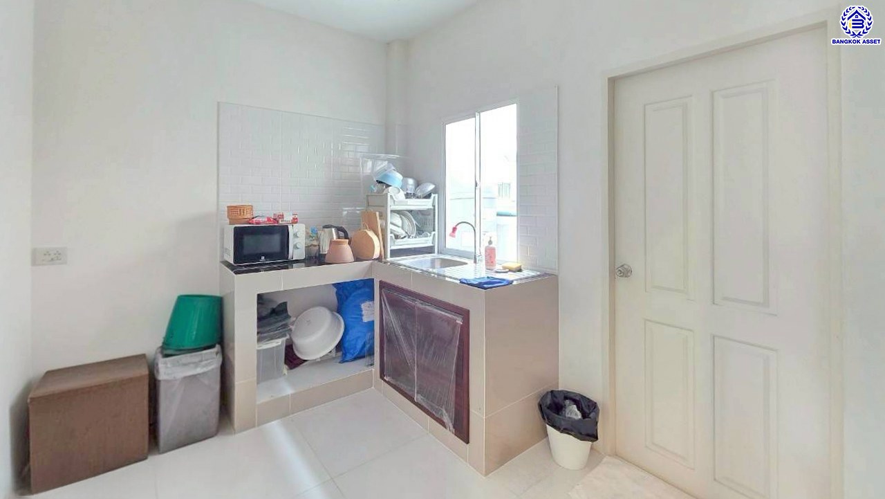 บ้านแฝดมือสองนนทบุรี โครงการ ลลิล อินเดอะพาร์ค วงแหวนฯ-รัตนาธิเบศร์ เนื้อที่ 39.90 ตร.ว. พื้นที่ใช้สอย 115.37 ตร.ม. ฟังก์ชัน 3 ห้องนอน 2 ห้องน้ำ 1 ที่จอดรถ บนทำเลเดินทางสะดวก เชื่อมต่อถนนกาญจนาภิเษก, ถนนรัตนาธิเบศร์ ใกล้รถไฟฟ้าสายสีม่วง "สถานีตลาดบางใหญ่" และใกล้จุดขึ้นมอเตอร์เวย์M81 "บางใหญ่ - กาญจนบุรี"