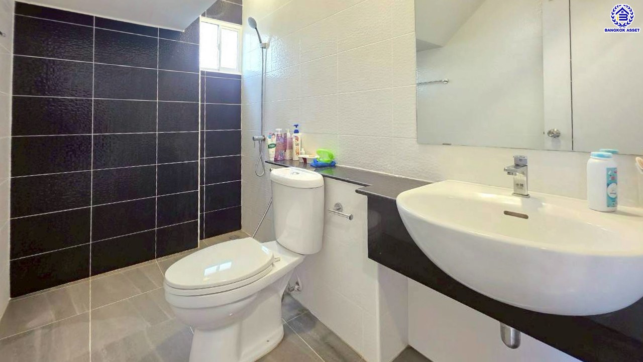 บ้านแฝดมือสองนนทบุรี โครงการ ลลิล อินเดอะพาร์ค วงแหวนฯ-รัตนาธิเบศร์ เนื้อที่ 39.90 ตร.ว. พื้นที่ใช้สอย 115.37 ตร.ม. ฟังก์ชัน 3 ห้องนอน 2 ห้องน้ำ 1 ที่จอดรถ บนทำเลเดินทางสะดวก เชื่อมต่อถนนกาญจนาภิเษก, ถนนรัตนาธิเบศร์ ใกล้รถไฟฟ้าสายสีม่วง "สถานีตลาดบางใหญ่" และใกล้จุดขึ้นมอเตอร์เวย์M81 "บางใหญ่ - กาญจนบุรี"