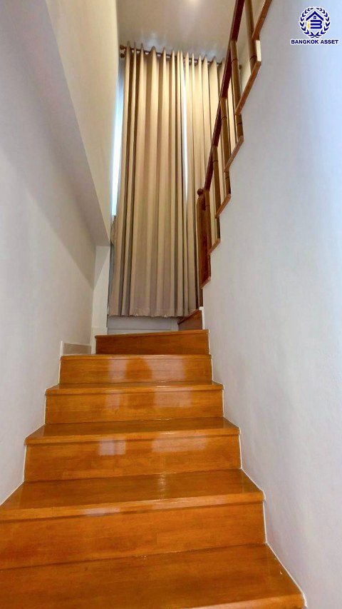 บ้านแฝดมือสองนนทบุรี โครงการ ลลิล อินเดอะพาร์ค วงแหวนฯ-รัตนาธิเบศร์ เนื้อที่ 39.90 ตร.ว. พื้นที่ใช้สอย 115.37 ตร.ม. ฟังก์ชัน 3 ห้องนอน 2 ห้องน้ำ 1 ที่จอดรถ บนทำเลเดินทางสะดวก เชื่อมต่อถนนกาญจนาภิเษก, ถนนรัตนาธิเบศร์ ใกล้รถไฟฟ้าสายสีม่วง "สถานีตลาดบางใหญ่" และใกล้จุดขึ้นมอเตอร์เวย์M81 "บางใหญ่ - กาญจนบุรี"