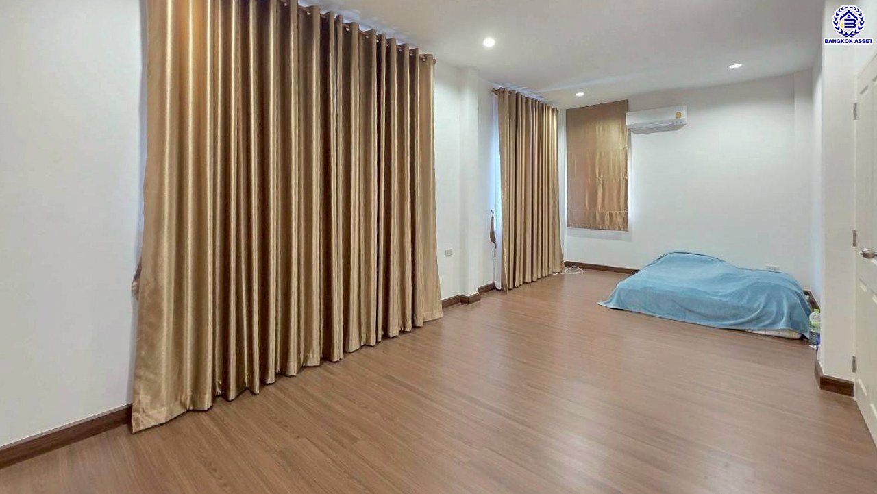 บ้านแฝดมือสองนนทบุรี โครงการ ลลิล อินเดอะพาร์ค วงแหวนฯ-รัตนาธิเบศร์ เนื้อที่ 39.90 ตร.ว. พื้นที่ใช้สอย 115.37 ตร.ม. ฟังก์ชัน 3 ห้องนอน 2 ห้องน้ำ 1 ที่จอดรถ บนทำเลเดินทางสะดวก เชื่อมต่อถนนกาญจนาภิเษก, ถนนรัตนาธิเบศร์ ใกล้รถไฟฟ้าสายสีม่วง "สถานีตลาดบางใหญ่" และใกล้จุดขึ้นมอเตอร์เวย์M81 "บางใหญ่ - กาญจนบุรี"