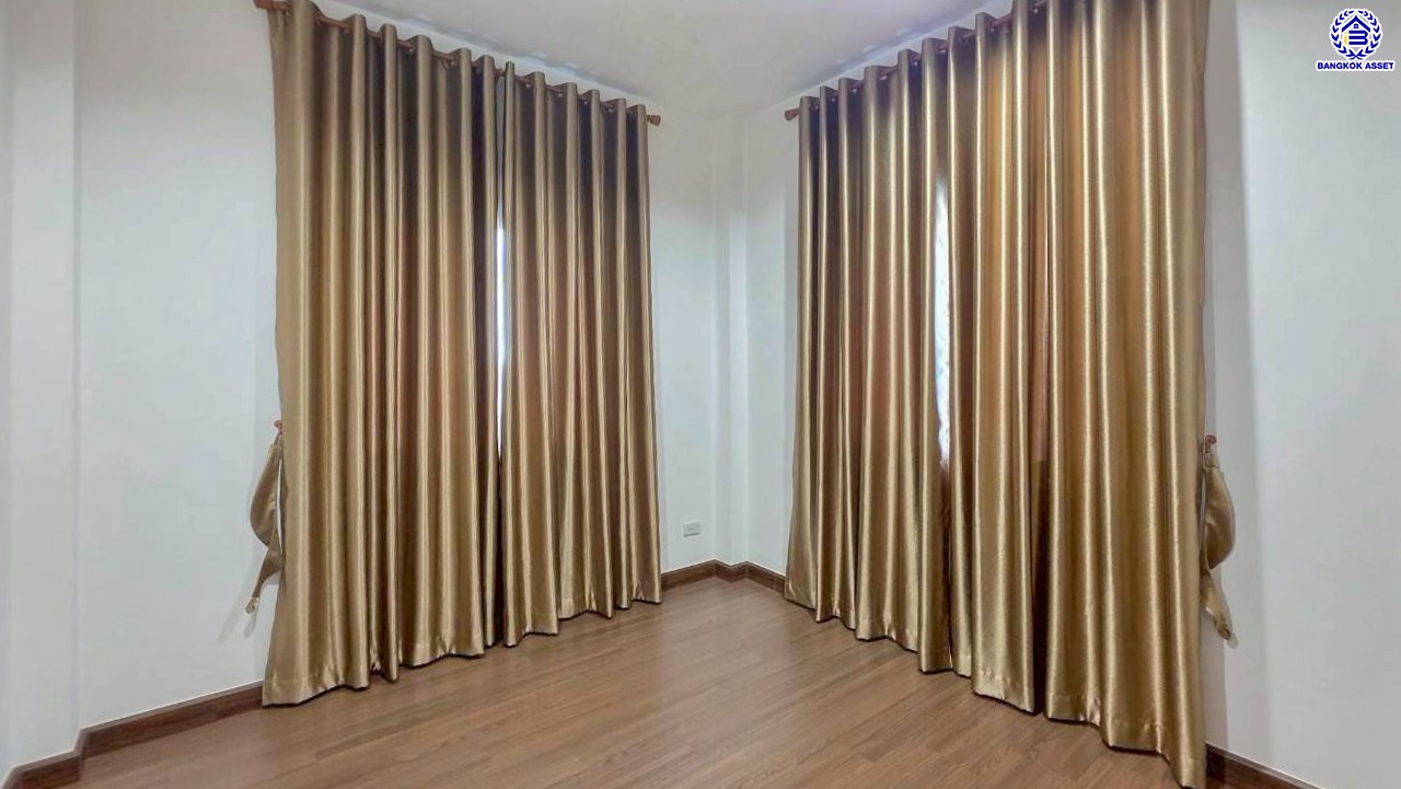 บ้านแฝดมือสองนนทบุรี โครงการ ลลิล อินเดอะพาร์ค วงแหวนฯ-รัตนาธิเบศร์ เนื้อที่ 39.90 ตร.ว. พื้นที่ใช้สอย 115.37 ตร.ม. ฟังก์ชัน 3 ห้องนอน 2 ห้องน้ำ 1 ที่จอดรถ บนทำเลเดินทางสะดวก เชื่อมต่อถนนกาญจนาภิเษก, ถนนรัตนาธิเบศร์ ใกล้รถไฟฟ้าสายสีม่วง "สถานีตลาดบางใหญ่" และใกล้จุดขึ้นมอเตอร์เวย์M81 "บางใหญ่ - กาญจนบุรี"