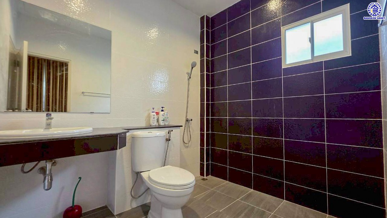 บ้านแฝดมือสองนนทบุรี โครงการ ลลิล อินเดอะพาร์ค วงแหวนฯ-รัตนาธิเบศร์ เนื้อที่ 39.90 ตร.ว. พื้นที่ใช้สอย 115.37 ตร.ม. ฟังก์ชัน 3 ห้องนอน 2 ห้องน้ำ 1 ที่จอดรถ บนทำเลเดินทางสะดวก เชื่อมต่อถนนกาญจนาภิเษก, ถนนรัตนาธิเบศร์ ใกล้รถไฟฟ้าสายสีม่วง "สถานีตลาดบางใหญ่" และใกล้จุดขึ้นมอเตอร์เวย์M81 "บางใหญ่ - กาญจนบุรี"