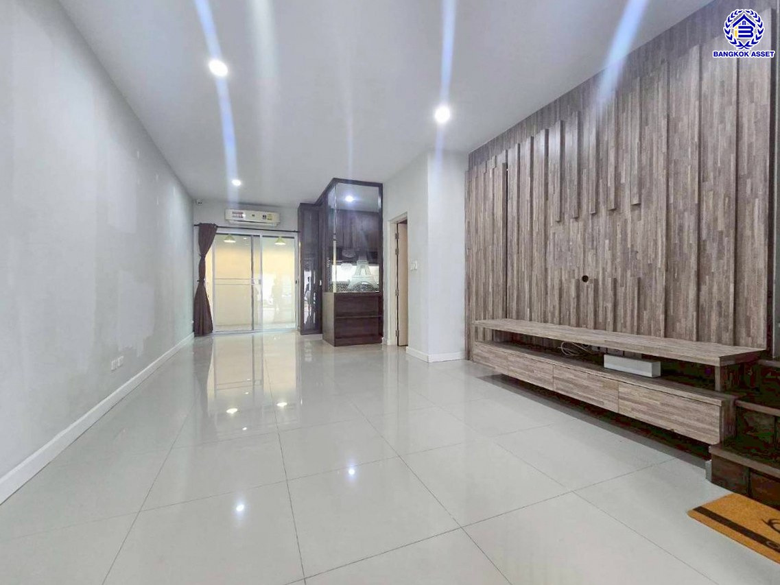 ทาวน์โฮม 3 ชั้นมือสอง โครงการ ซิกเนเจอร์ รามอินทรา109 หลังมุม เนื้อที่ 20.20 ตร.ว. พื้นที่ใช้สอย 141 ตร.ม. ฟังก์ชัน 3 ห้องนอน 3 ห้องน้ำ 2 ที่จอดรถ พร้อมเข้าอยู่ บนทำเลเดินทางสะดวก เชื่อมต่อถนนเลียบคลองสอง ถนนหทัยราษฎร์ ถนนปัญญาอินทรา ใกล้รถไฟฟ้าสายสีชมพู "สถานีบางชัน" และจุดขึ้นทางด่วน "วงแหวนกาญจนาภิเษก"