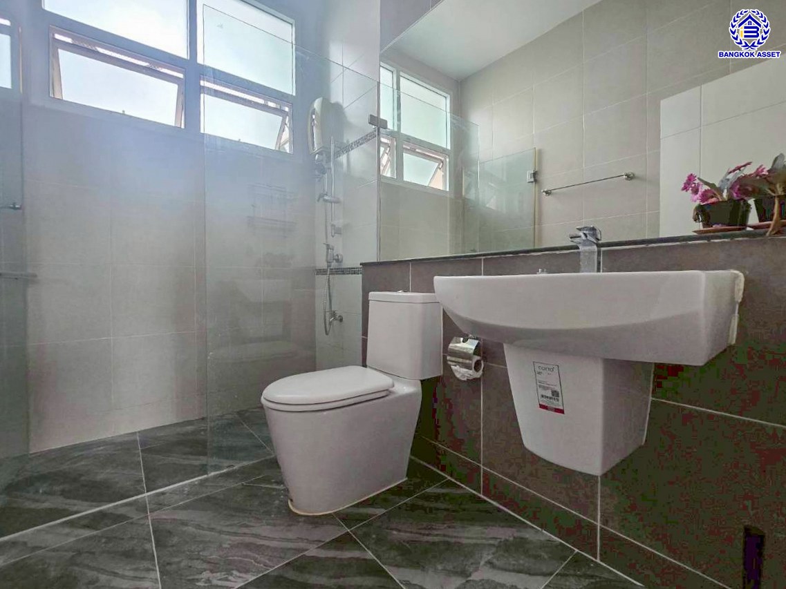 ทาวน์โฮม 3 ชั้นมือสอง โครงการ ซิกเนเจอร์ รามอินทรา109 หลังมุม เนื้อที่ 20.20 ตร.ว. พื้นที่ใช้สอย 141 ตร.ม. ฟังก์ชัน 3 ห้องนอน 3 ห้องน้ำ 2 ที่จอดรถ พร้อมเข้าอยู่ บนทำเลเดินทางสะดวก เชื่อมต่อถนนเลียบคลองสอง ถนนหทัยราษฎร์ ถนนปัญญาอินทรา ใกล้รถไฟฟ้าสายสีชมพู "สถานีบางชัน" และจุดขึ้นทางด่วน "วงแหวนกาญจนาภิเษก"