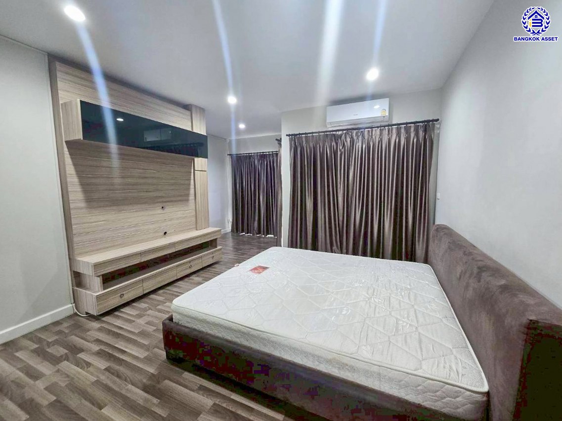 ทาวน์โฮม 3 ชั้นมือสอง โครงการ ซิกเนเจอร์ รามอินทรา109 หลังมุม เนื้อที่ 20.20 ตร.ว. พื้นที่ใช้สอย 141 ตร.ม. ฟังก์ชัน 3 ห้องนอน 3 ห้องน้ำ 2 ที่จอดรถ พร้อมเข้าอยู่ บนทำเลเดินทางสะดวก เชื่อมต่อถนนเลียบคลองสอง ถนนหทัยราษฎร์ ถนนปัญญาอินทรา ใกล้รถไฟฟ้าสายสีชมพู "สถานีบางชัน" และจุดขึ้นทางด่วน "วงแหวนกาญจนาภิเษก"